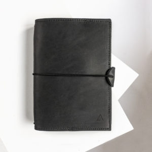 Notizbuchhülle NOA A6 in der Farbe Kohle.