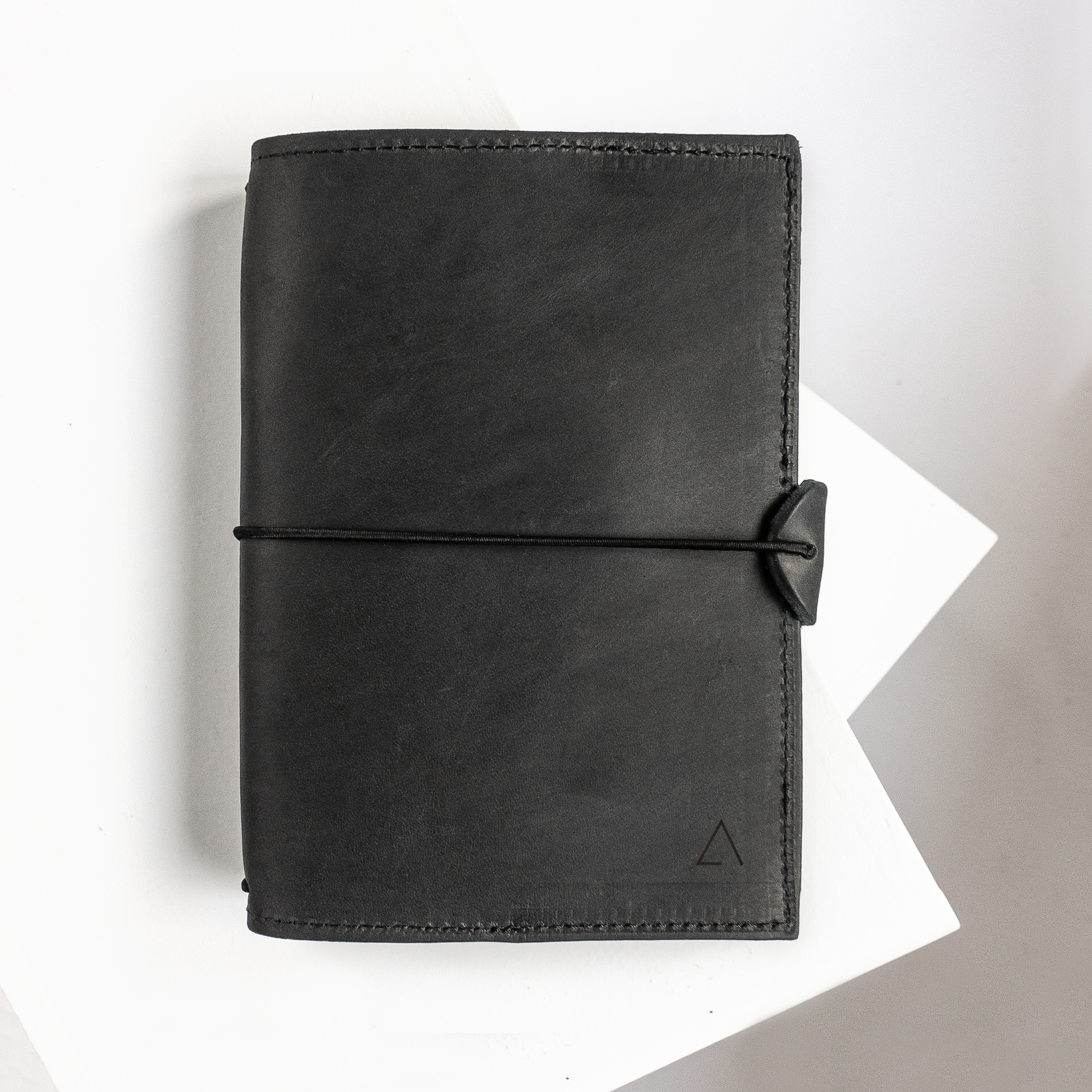 Notizbuchhülle NOA A6 in der Farbe Kohle.