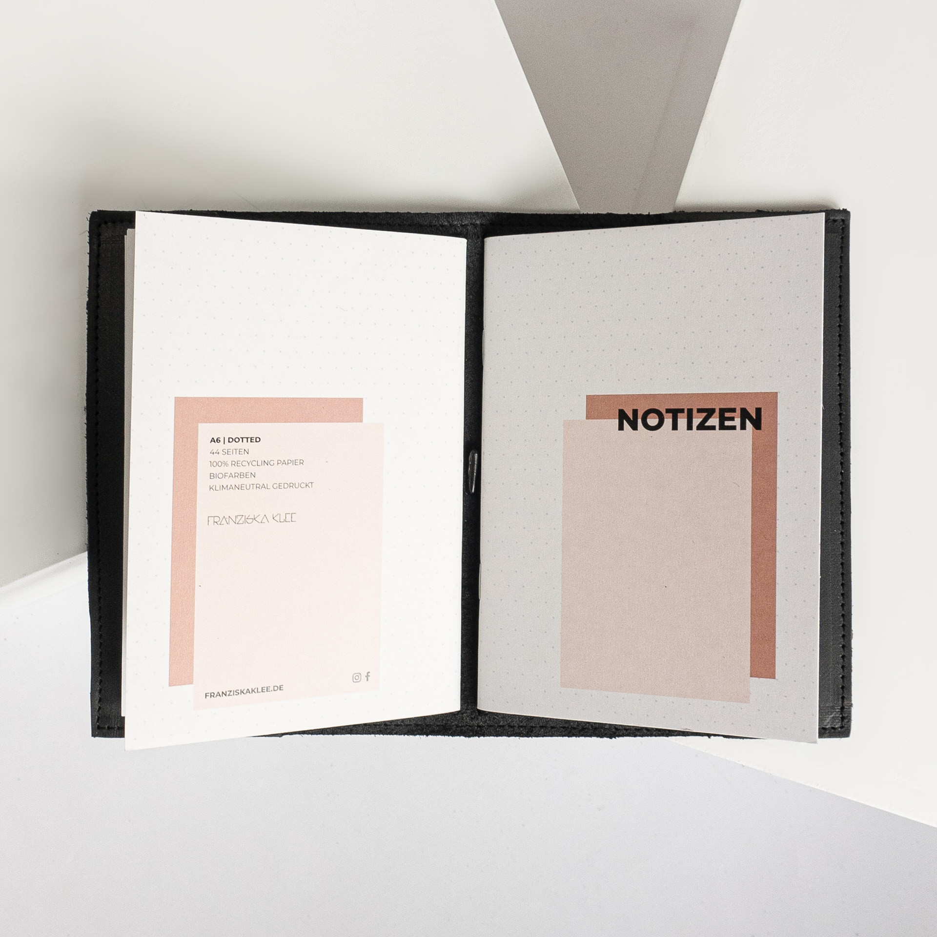 Notizbuchhülle NOA A6 in der Farbe Kohle mit Notizheften.