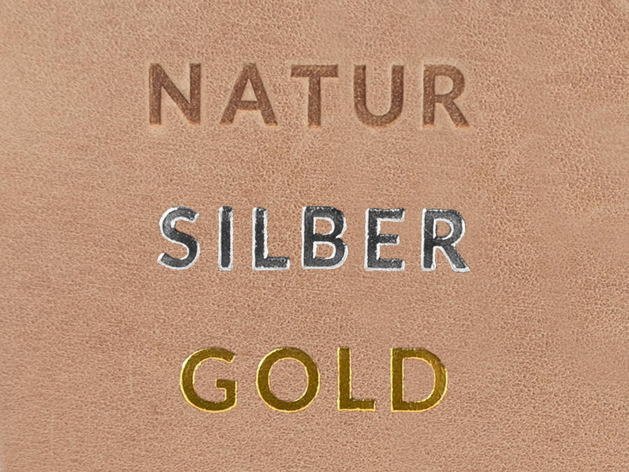 Beispiel wie eine Prägung auf hellbraunem Leder aussieht