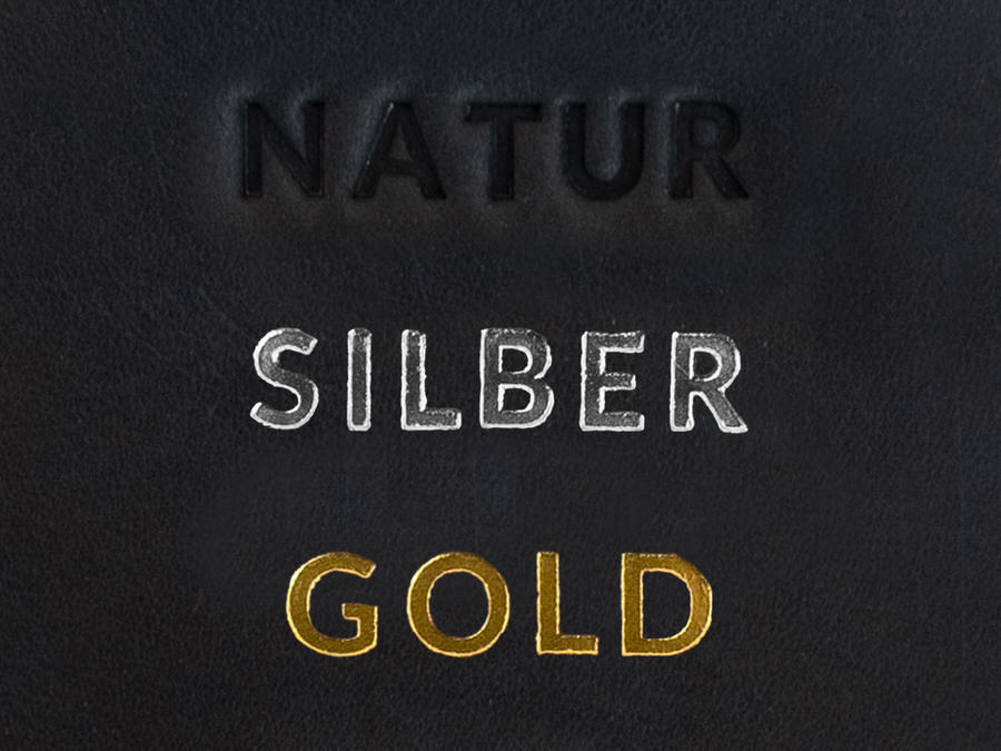 Beispiel wie eine Prägung auf hellbraunem Leder aussieht