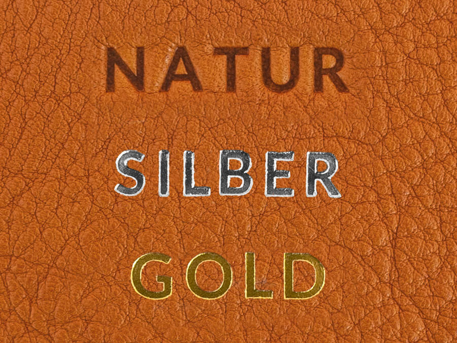 Beispiel wie eine Prägung auf hellbraunem Leder aussieht