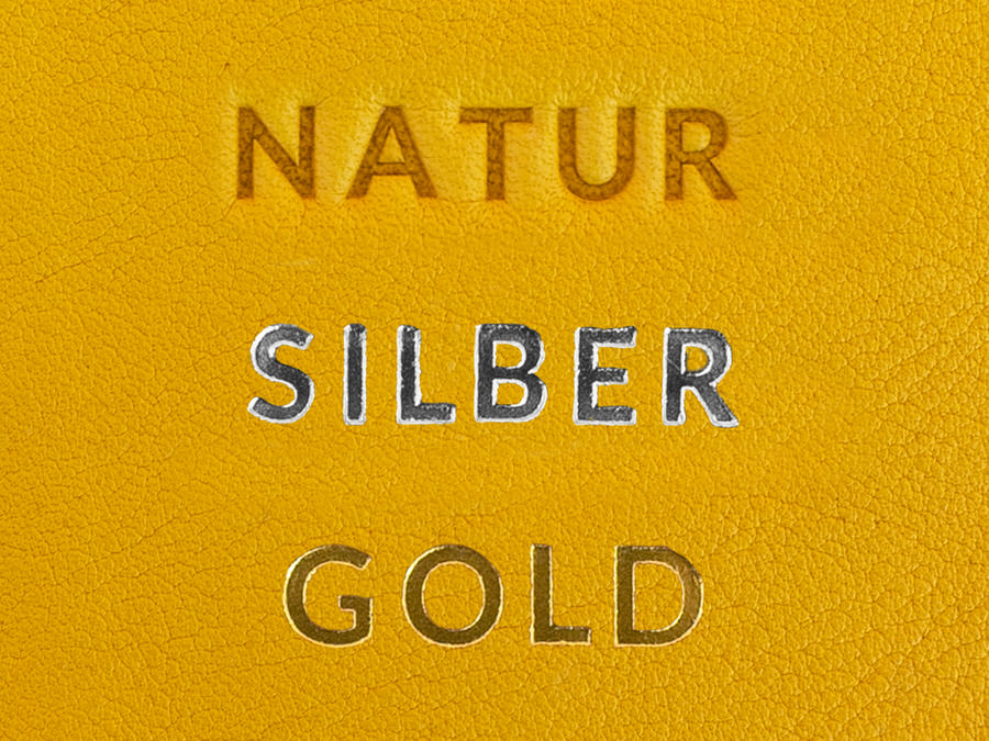 Beispiel wie eine Prägung auf hellbraunem Leder aussieht