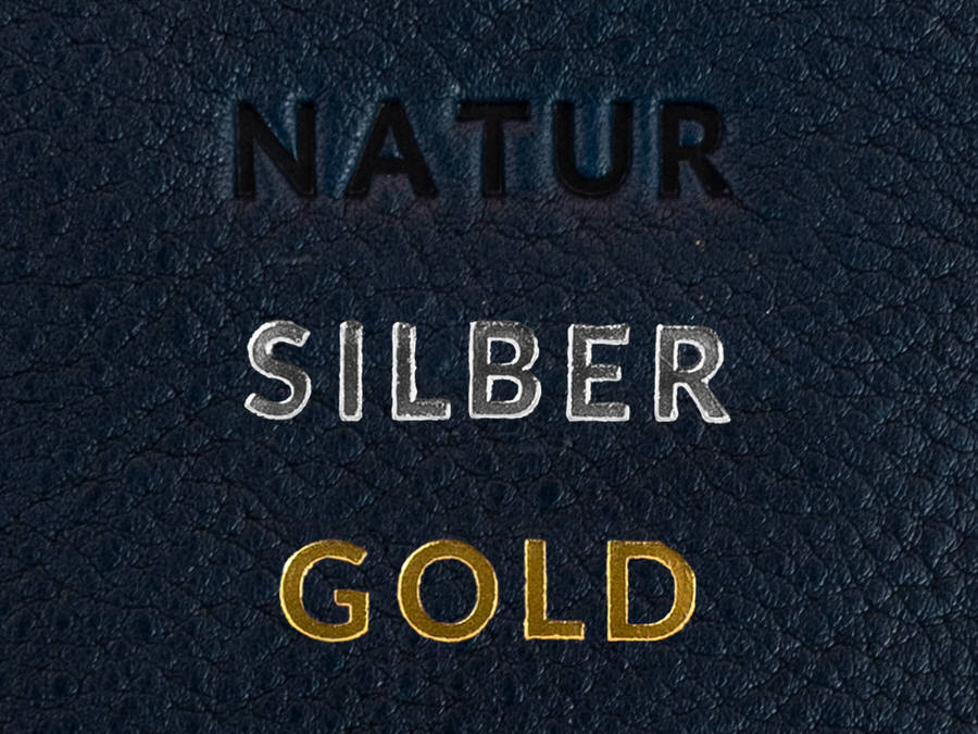 Beispiel wie eine Prägung auf hellbraunem Leder aussieht