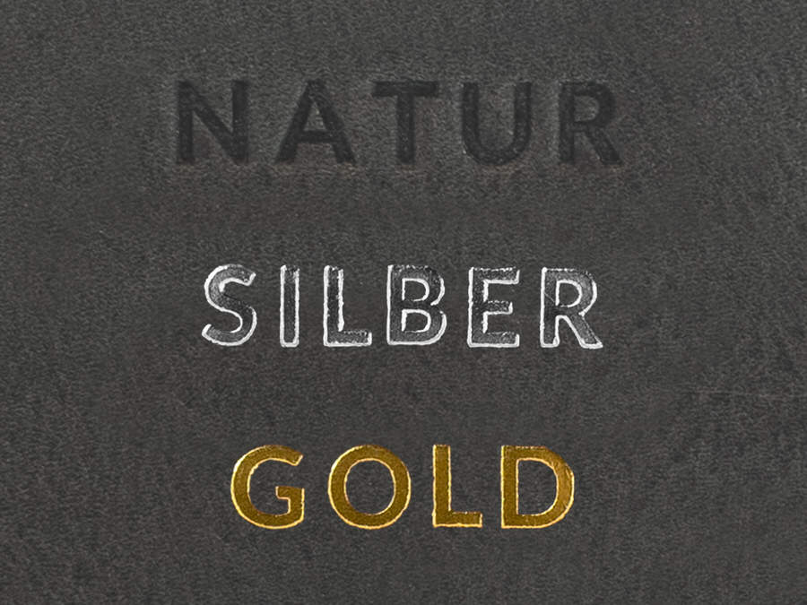 Beispiel wie eine Prägung auf hellbraunem Leder aussieht