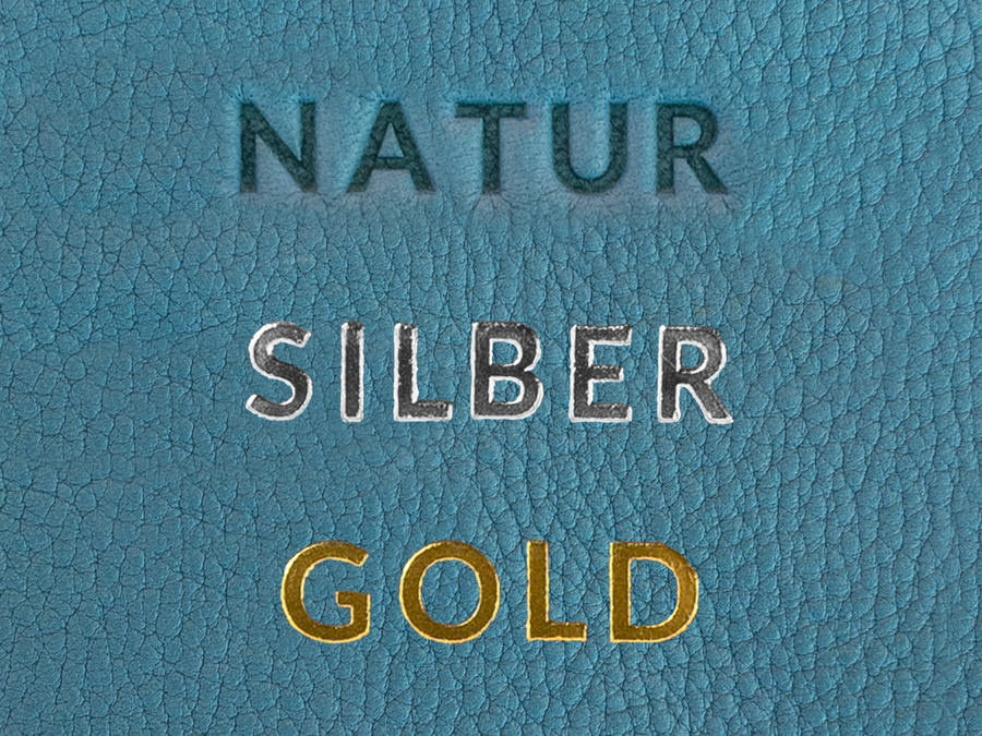 Beispiel wie eine Prägung auf hellbraunem Leder aussieht