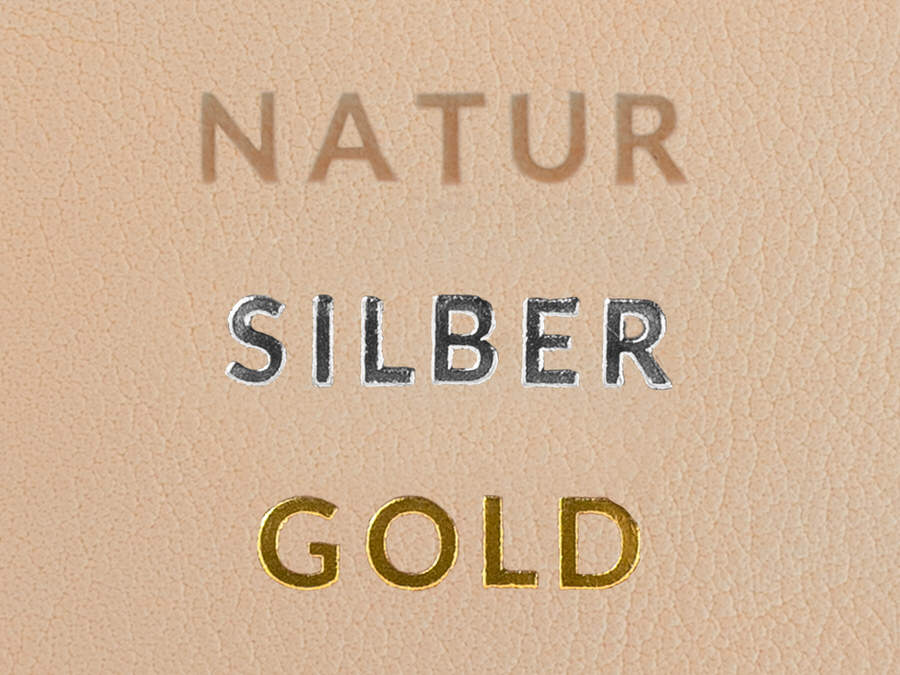 Beispiel wie eine Prägung auf hellbraunem Leder aussieht