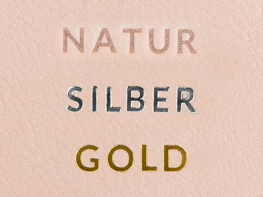 Beispiel wie eine Prägung auf hellbraunem Leder aussieht