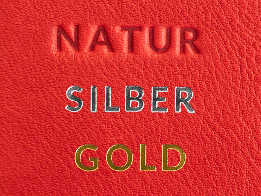 Beispiel wie eine Prägung auf hellbraunem Leder aussieht