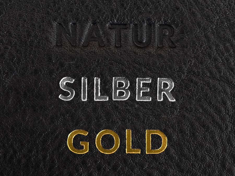 Beispiel wie eine Prägung auf hellbraunem Leder aussieht