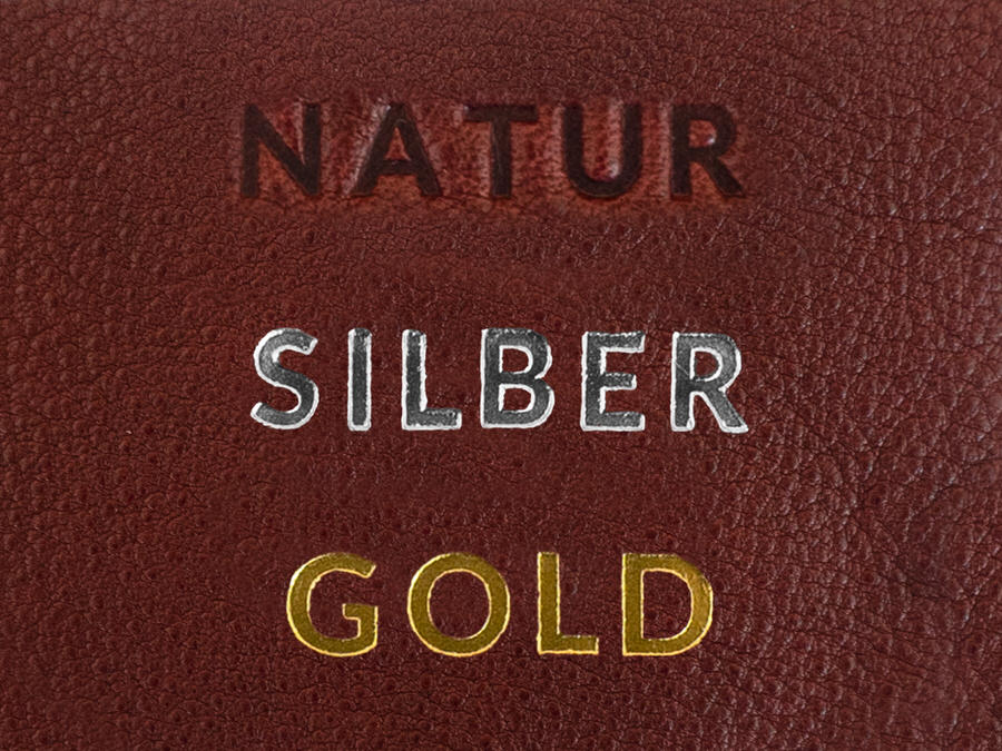 Beispiel wie eine Prägung auf hellbraunem Leder aussieht