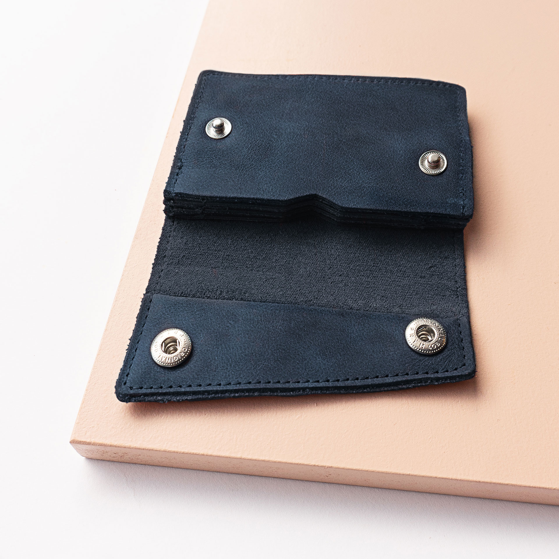 Minimalistisches Portemonnaie ENO aus Naturleder in Dunkelblau aufgeklappt mit Steckfächern