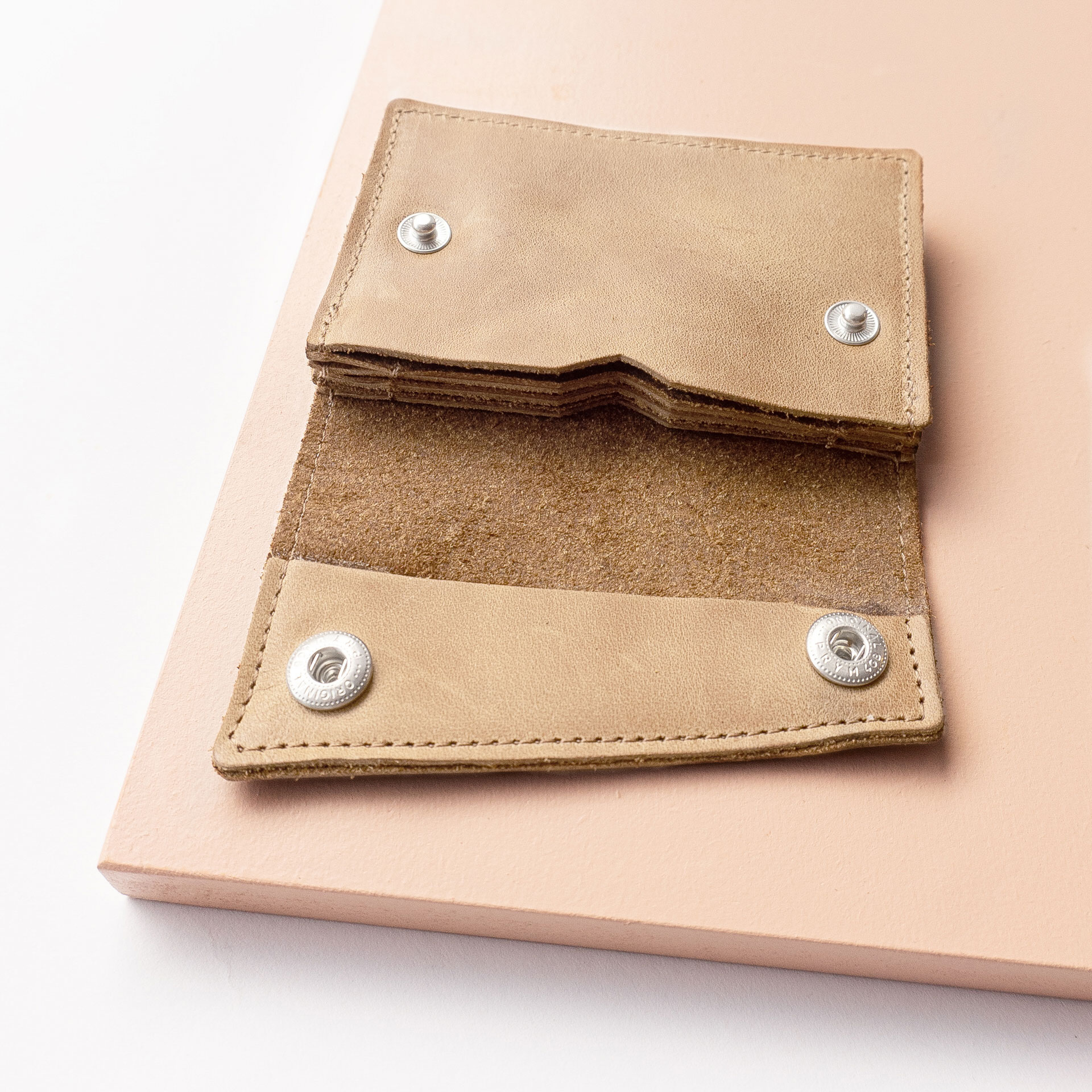 Minimalistisches Portemonnaie ENO aus Naturleder in Hellbraun aufgeklappt mit Steckfächern