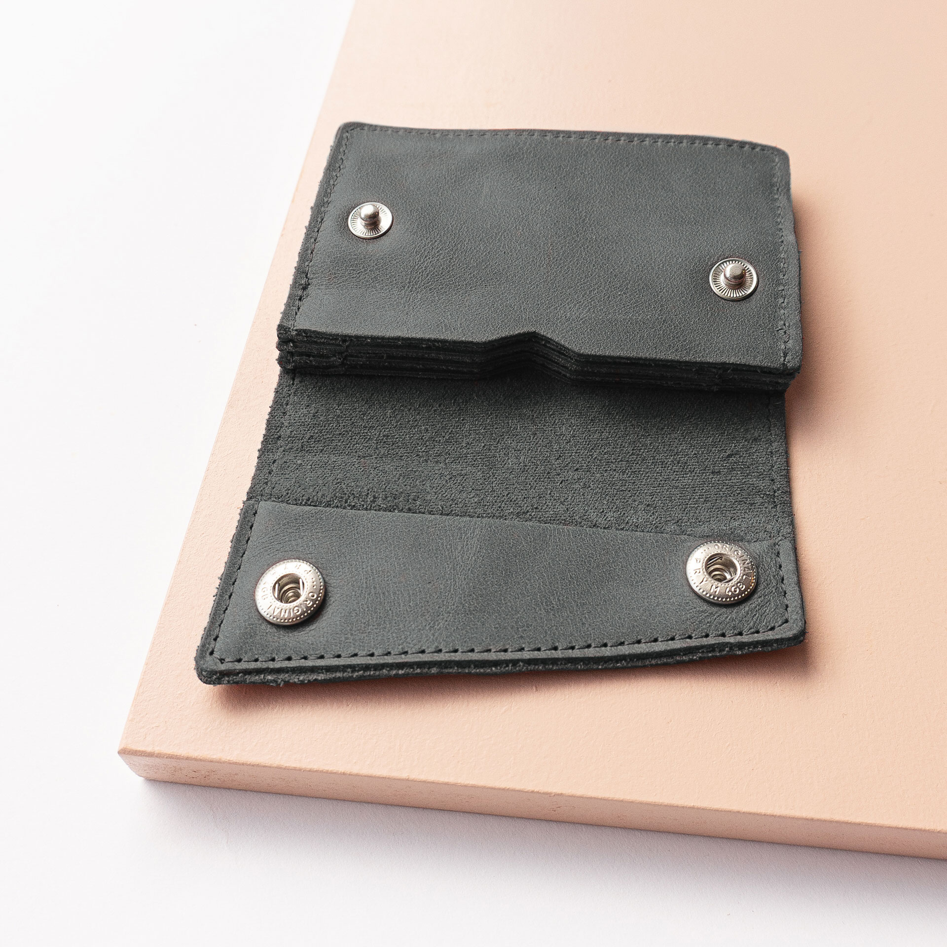 Minimalistisches Portemonnaie ENO aus Naturleder in Steingrau aufgeklappt mit Steckfächern