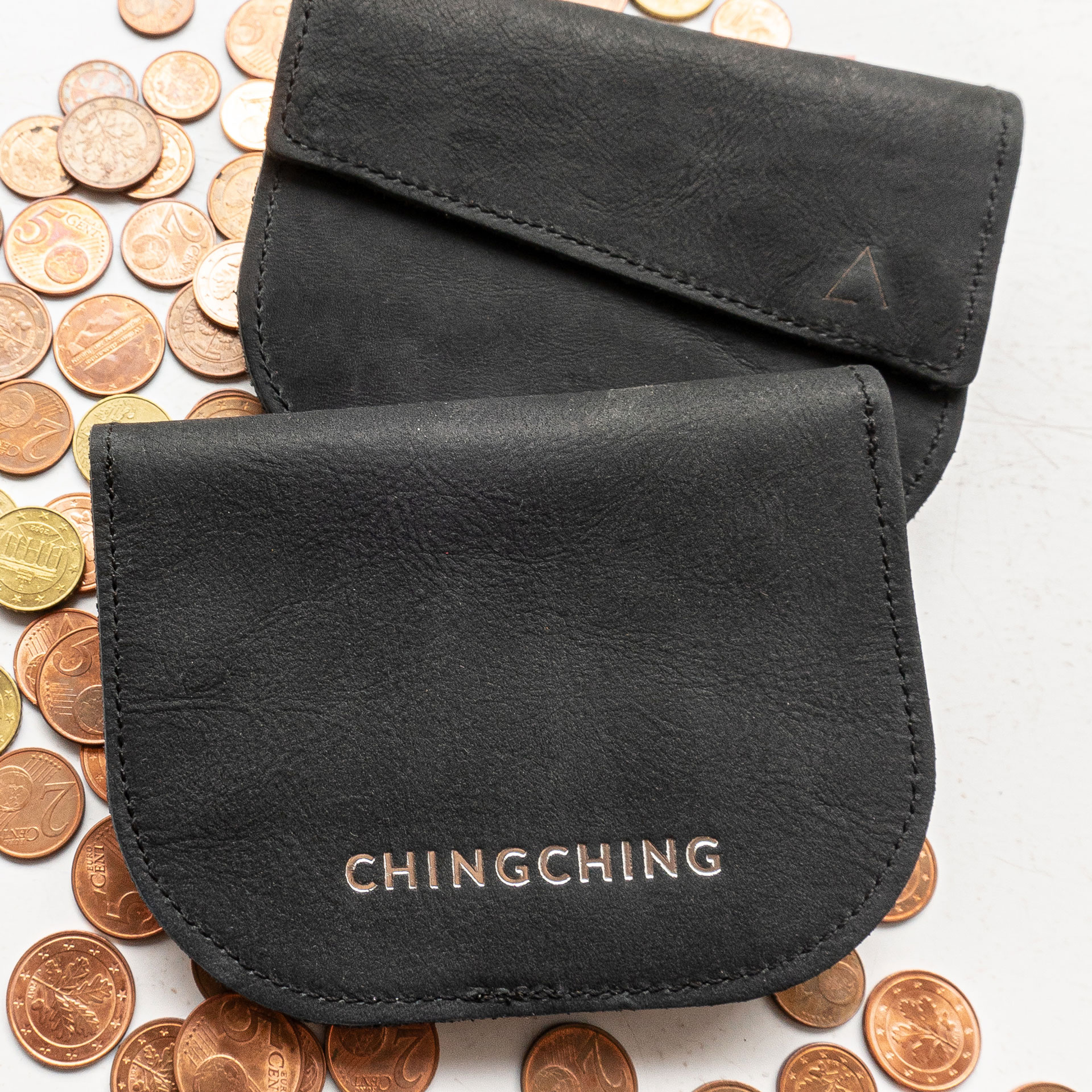 Beispiel für eine individuelle Prägung auf der Rückseite des Portemonnaies. In diesem Fall: CHINGCHING.