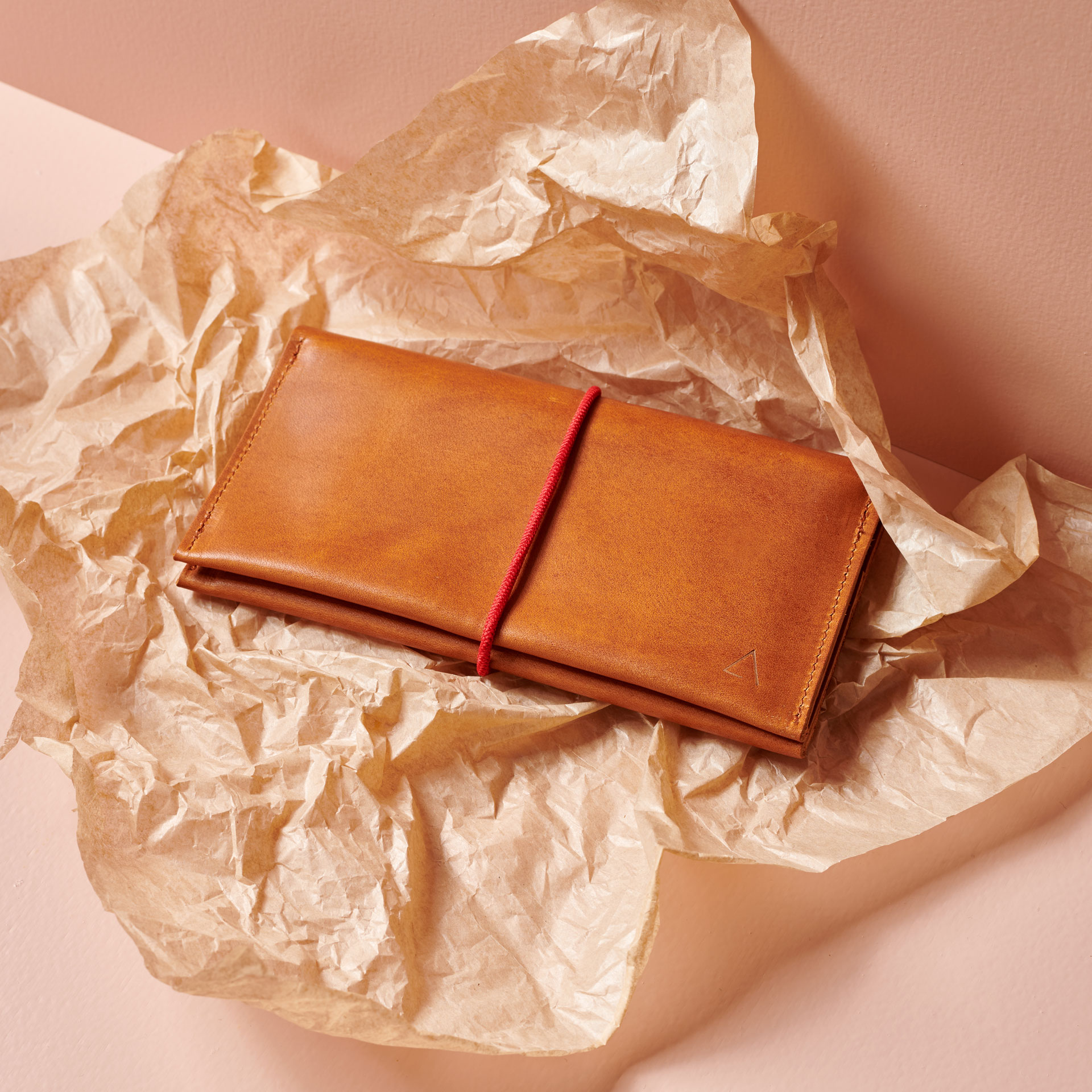 Portemonnaie OLI XLARGE cognac geölt aus nachhaltigem Naturleder mit rotem Band