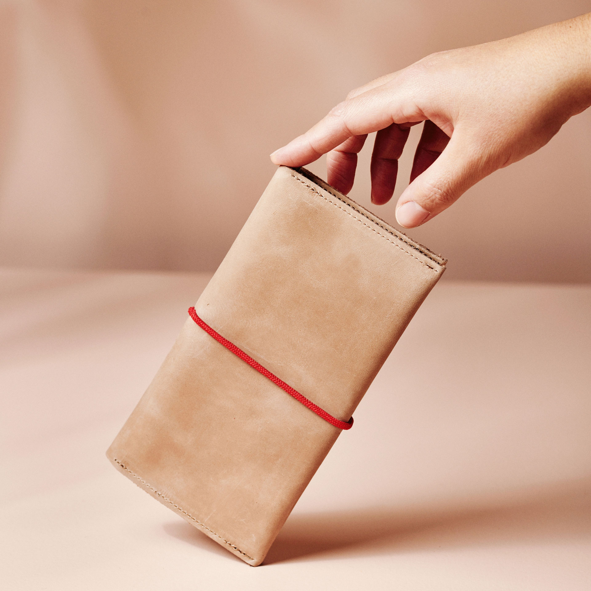 Portemonnaie OLI XLARGE Hellbraun mit rotem Band aus nachhaltigem Naturleder