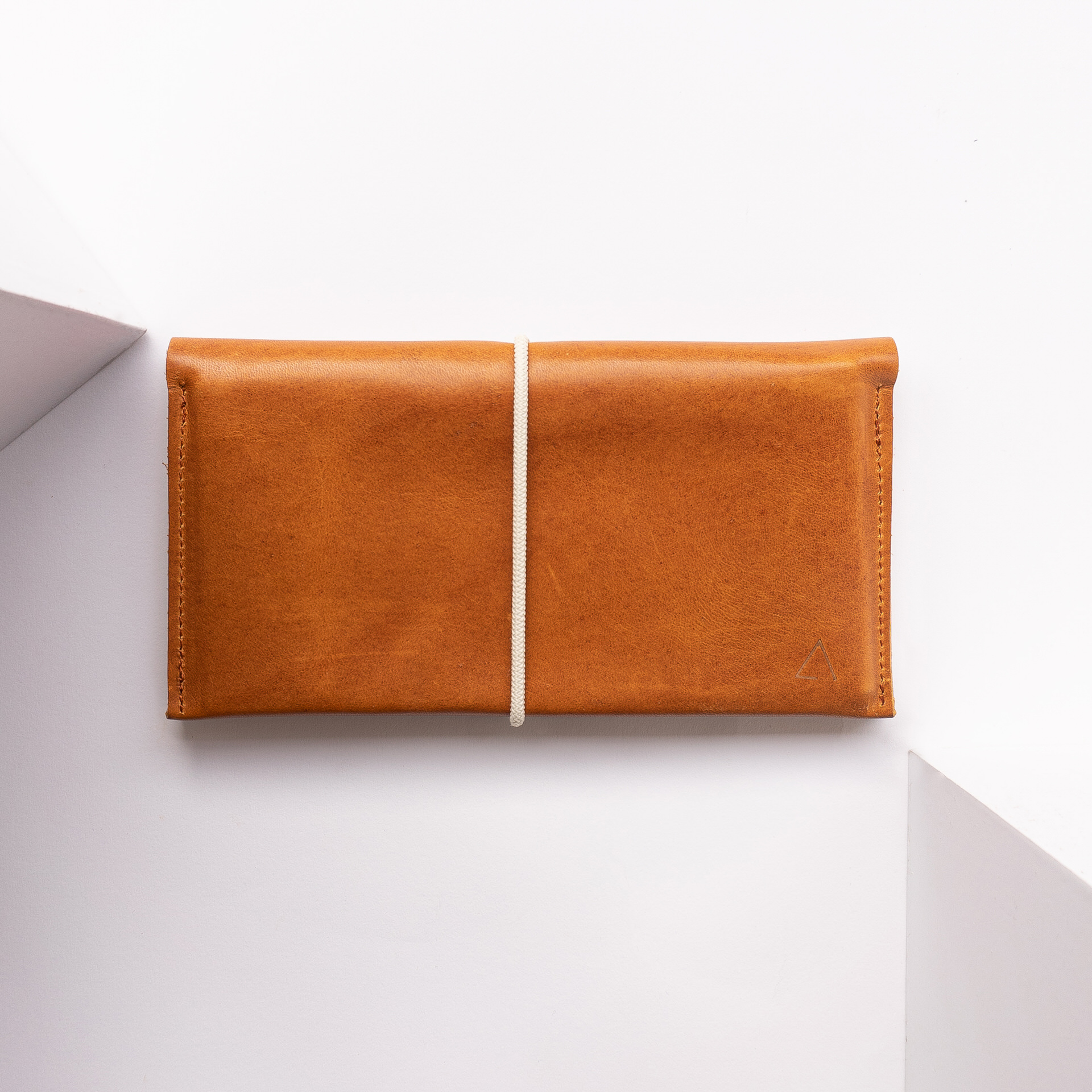 Portemonnaie OLI XLARGE aus nachhaltigem Naturleder in Cognac geölt mit cremefarbenem Verschlussband