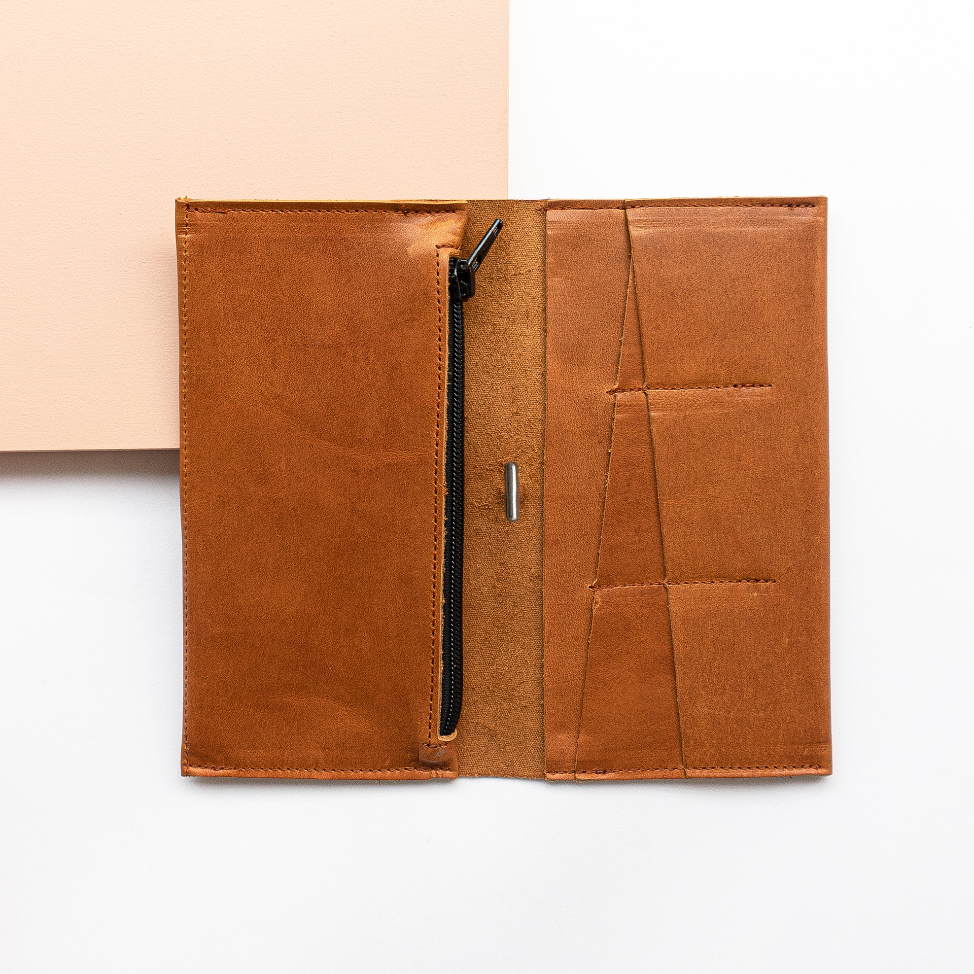 Portemonnaie OLI XLARGE in Cognac geölt von innen mit Reißverschlussfach und Steckfächern