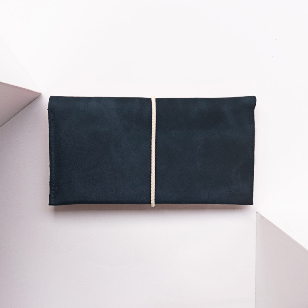 Portemonnaie OLI XLARGE aus nachhaltigem Naturleder in Dunkelblau mit cremefarbenem Verschlussband