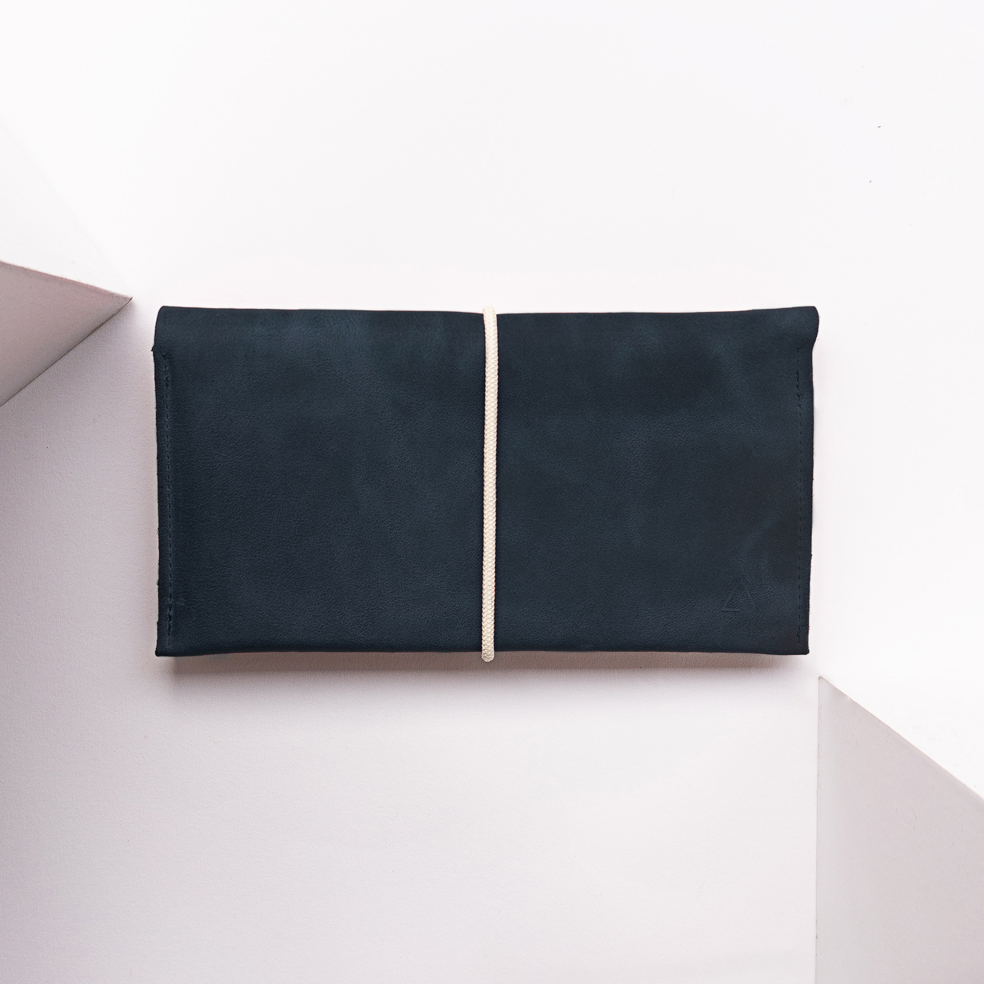 Portemonnaie OLI XLARGE aus nachhaltigem Naturleder in Dunkelblau mit cremefarbenem Verschlussband