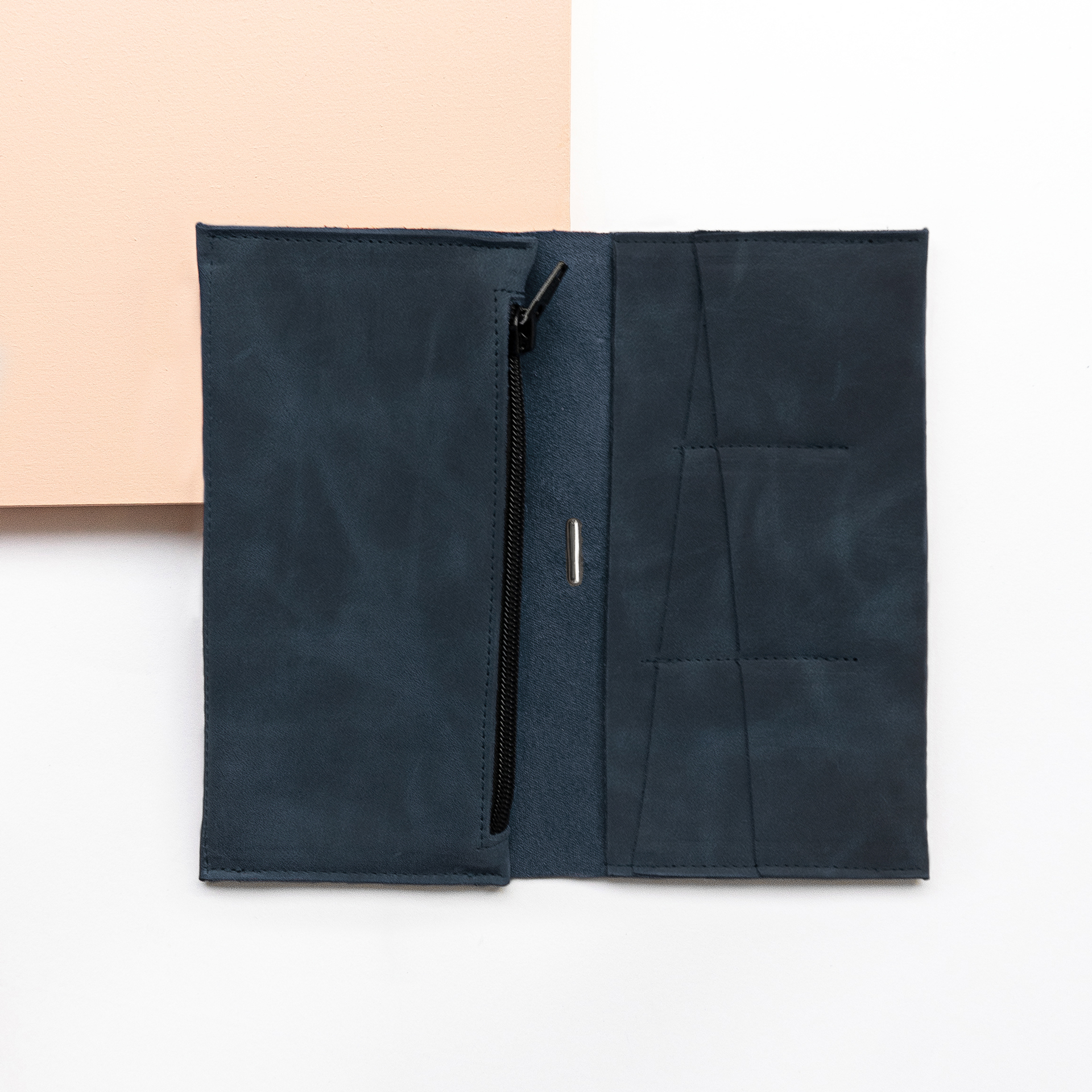 Portemonnaie OLI XLARGE aus nachhaltigem Naturleder in Dunkelblau aufgeklappt mit Steckfächern und großem Münzfach