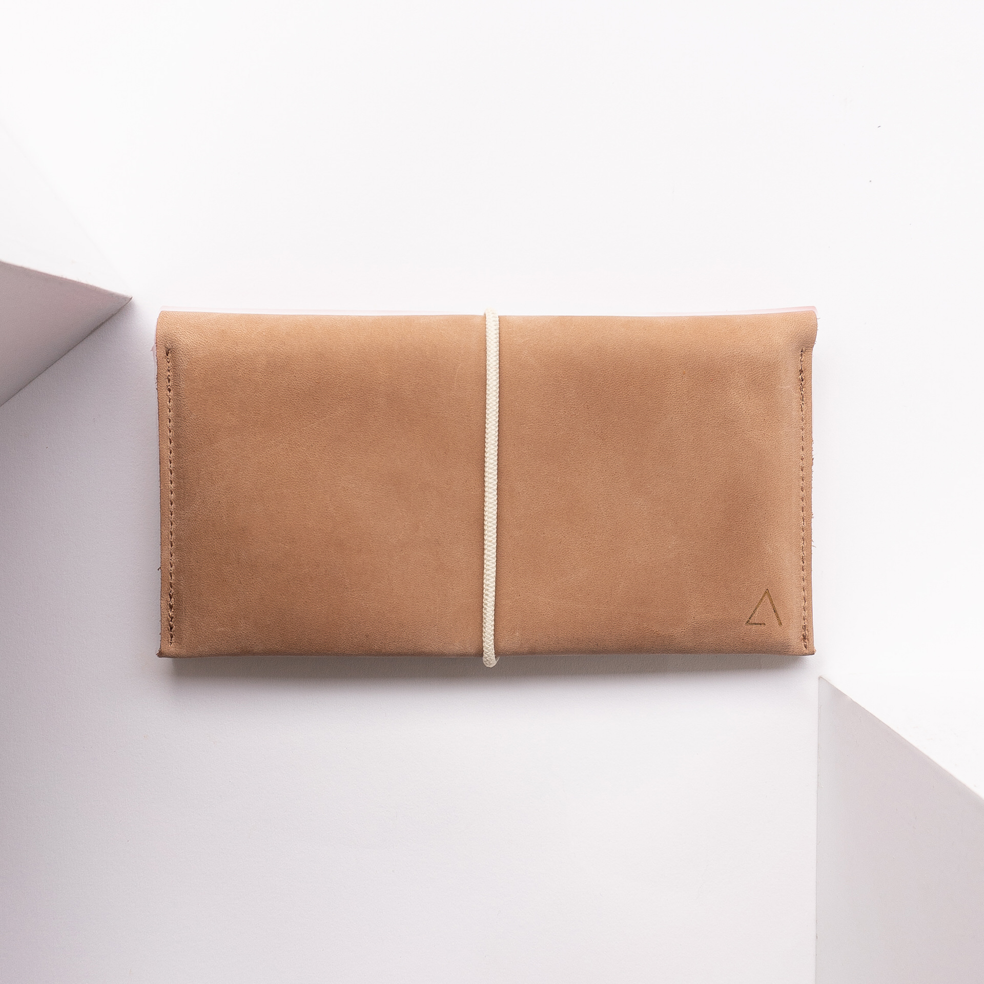 Portemonnaie OLI XLARGE aus nachhaltigem Naturleder in Hellbraun mit cremefarbenem Verschlussband und Logoprägung