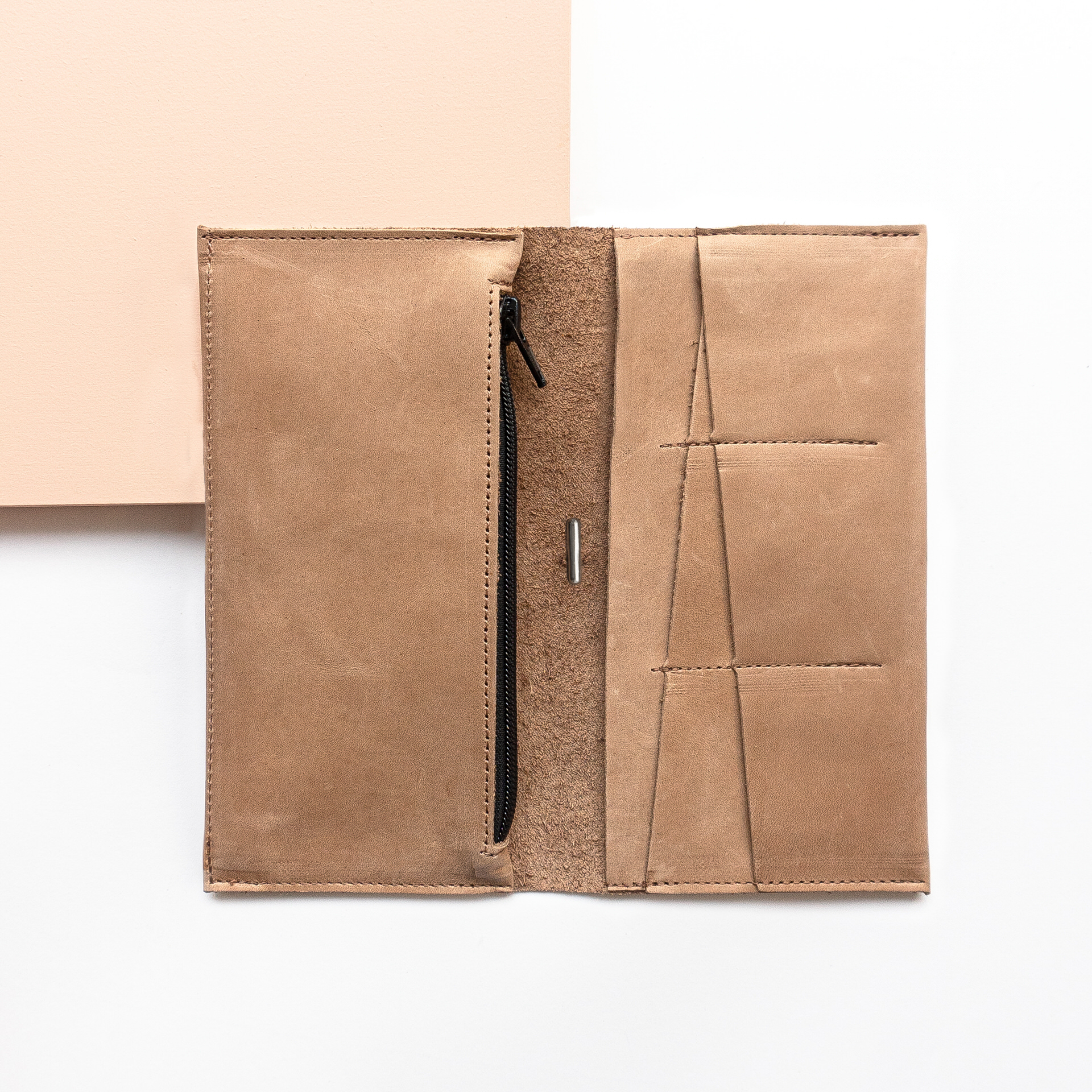 Portemonnaie OLI XLARGE aus nachhaltigem Naturleder in Hellbraun aufgeklappt mit Steckfächern und großem Münzfach