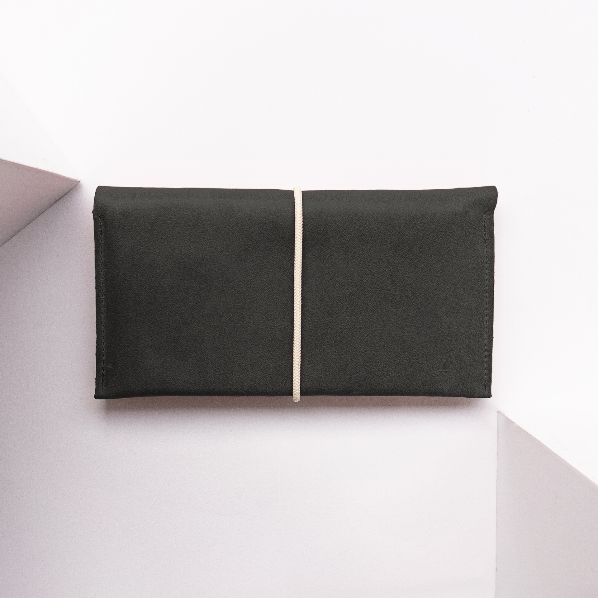 Portemonnaie OLI XLARGE aus nachhaltigem Naturleder in Kohle mit cremefarbenem Verschlussband