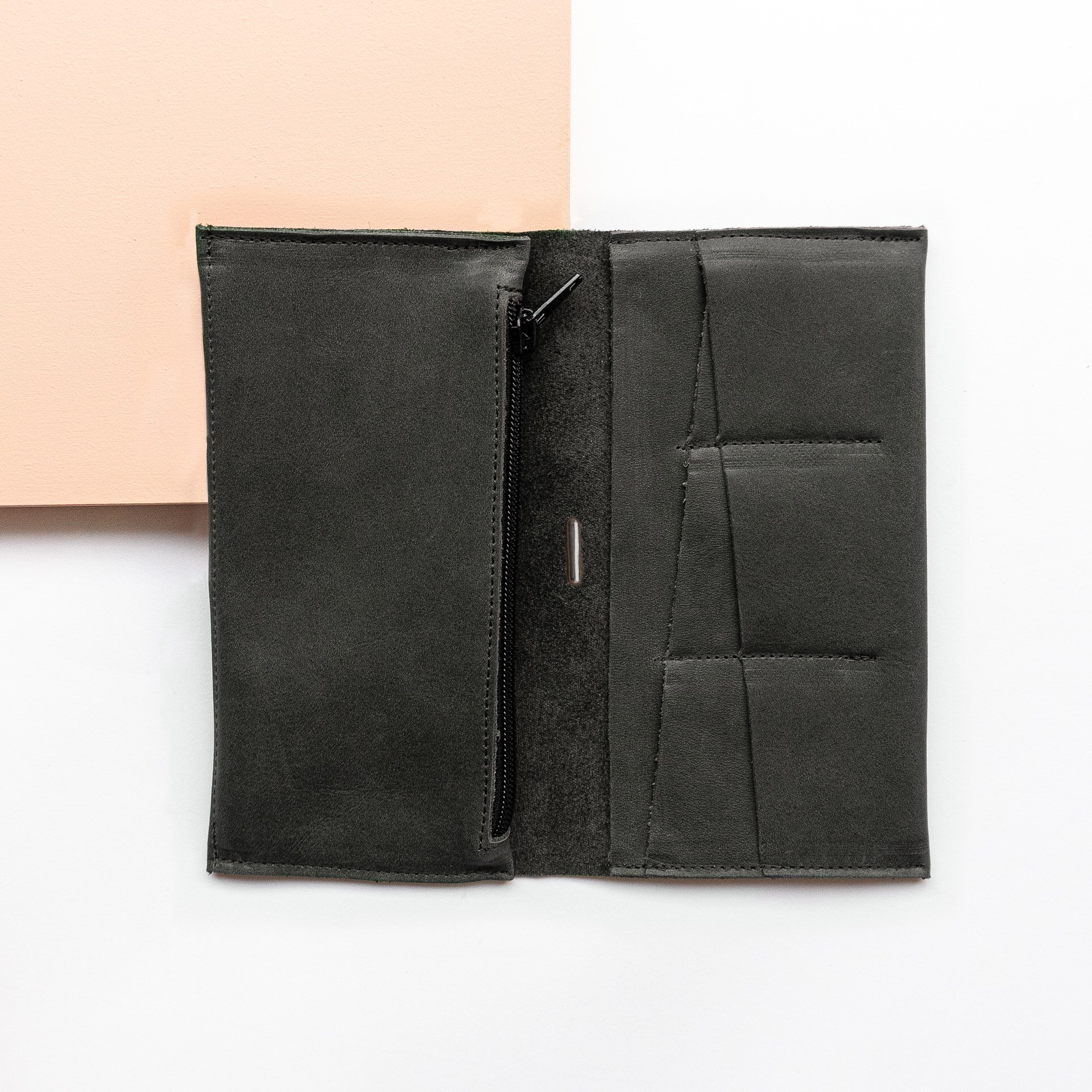 Portemonnaie OLI XLARGE aus nachhaltigem Naturleder in Kohle aufgeklappt mit Steckfächern und großem Münzfach