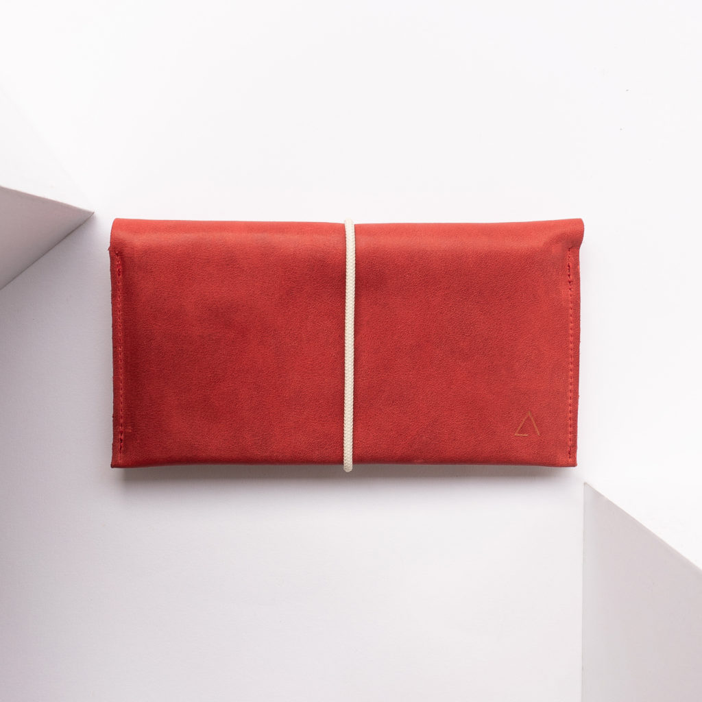 Portemonnaie OLI XLARGE aus nachhaltigem Naturleder in Rot mit cremefarbenem Verschlussband