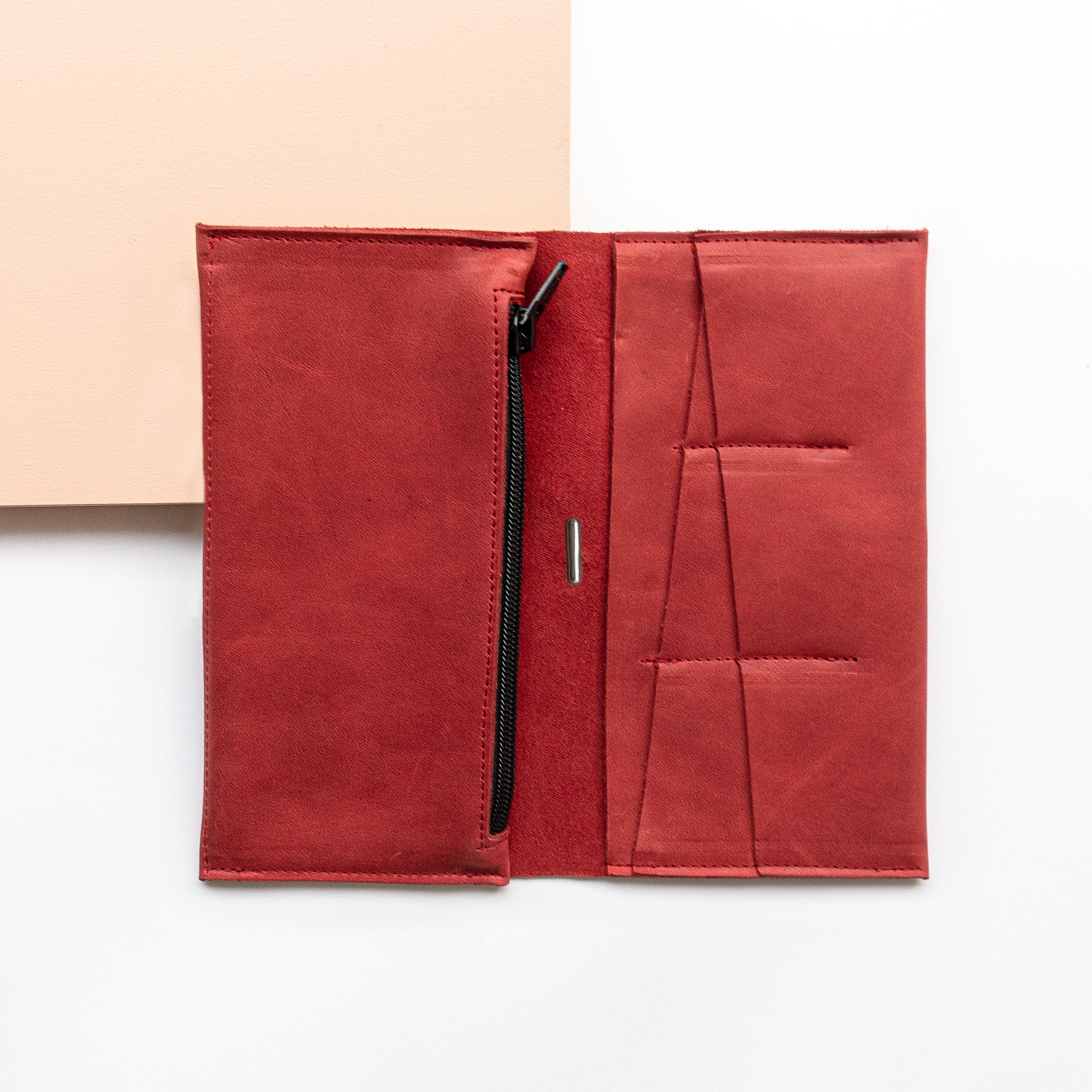 Portemonnaie OLI XLARGE aus nachhaltigem Naturleder in Rot aufgeklappt mit Steckfächern und großem Münzfach