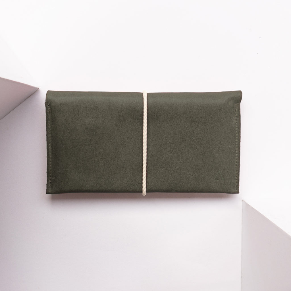 Portemonnaie OLI XLARGE aus nachhaltigem Naturleder in Steingrau mit cremefarbenem Verschlussband und Logoprägung