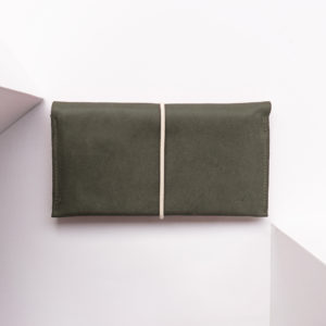 Portemonnaie OLI XLARGE aus nachhaltigem Naturleder in Steingrau mit cremefarbenem Verschlussband und Logoprägung