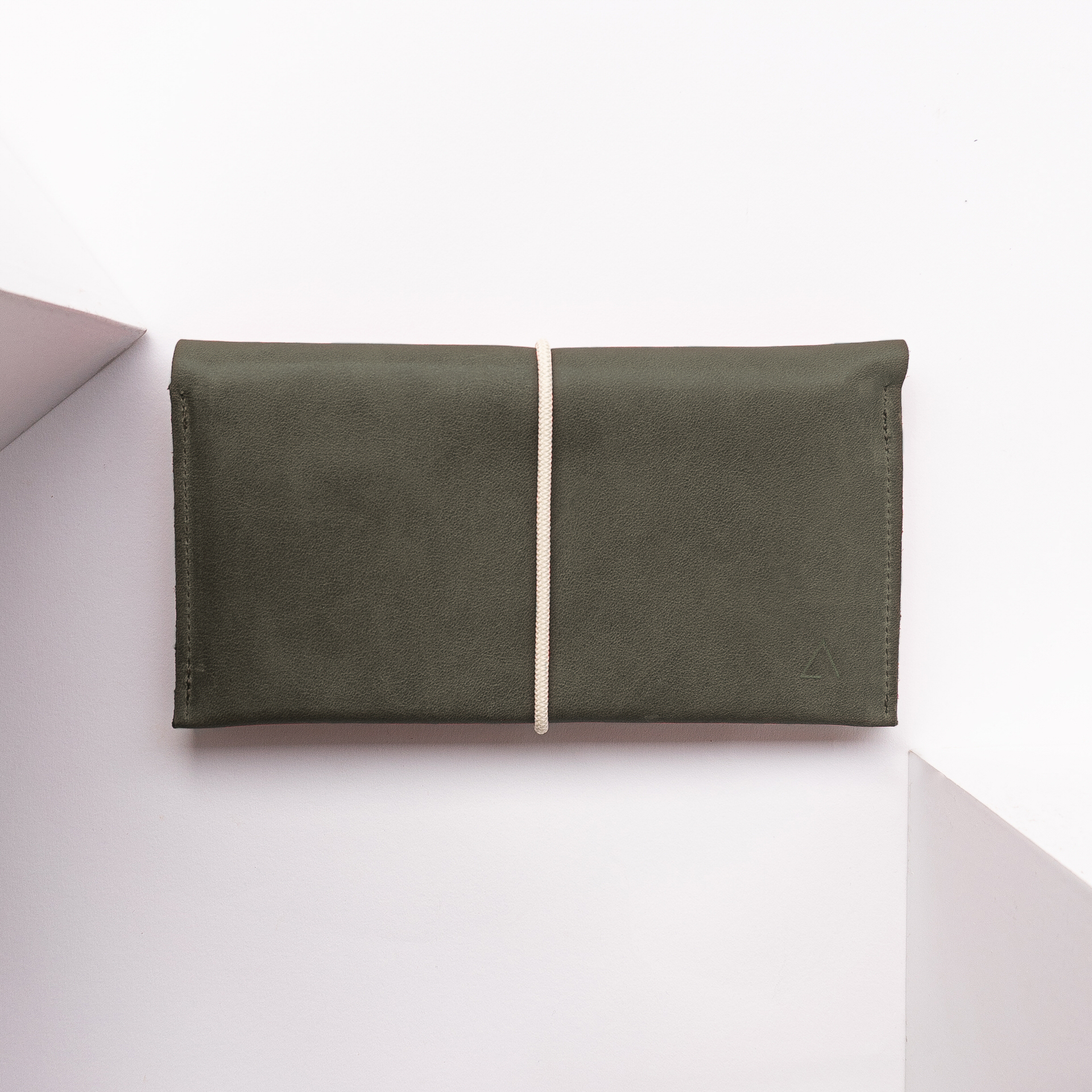 Portemonnaie OLI XLARGE aus nachhaltigem Naturleder in Steingrau mit cremefarbenem Verschlussband und Logoprägung