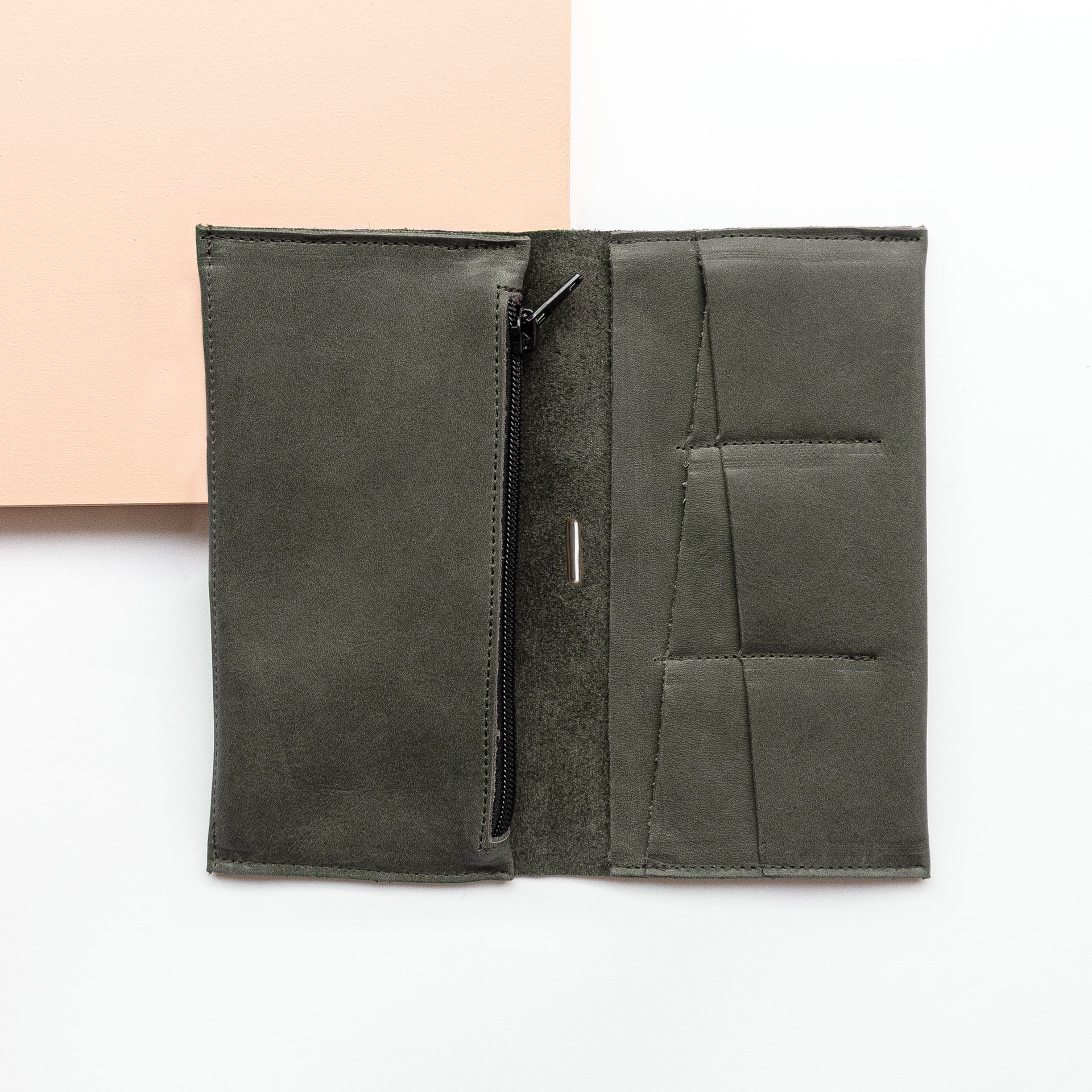 Portemonnaie OLI XLARGE aus nachhaltigem Naturleder in Steingrau aufgeklappt mit Steckfächern und großem Münzfach