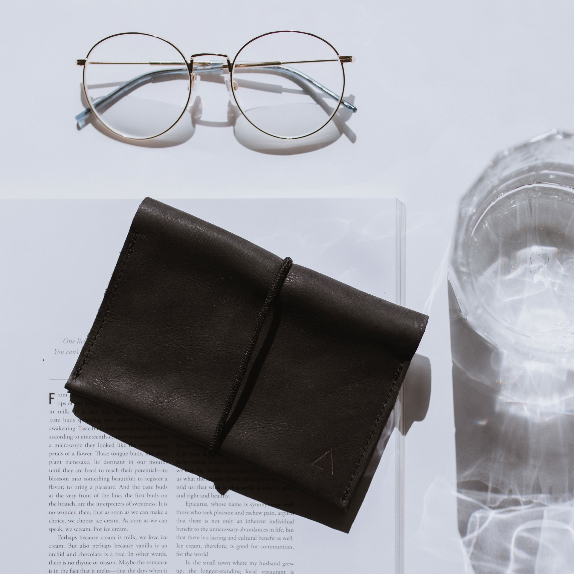 Portemonnaie Oli Large in Kohle mit schwarzem Band aus nachhaltigem Leder