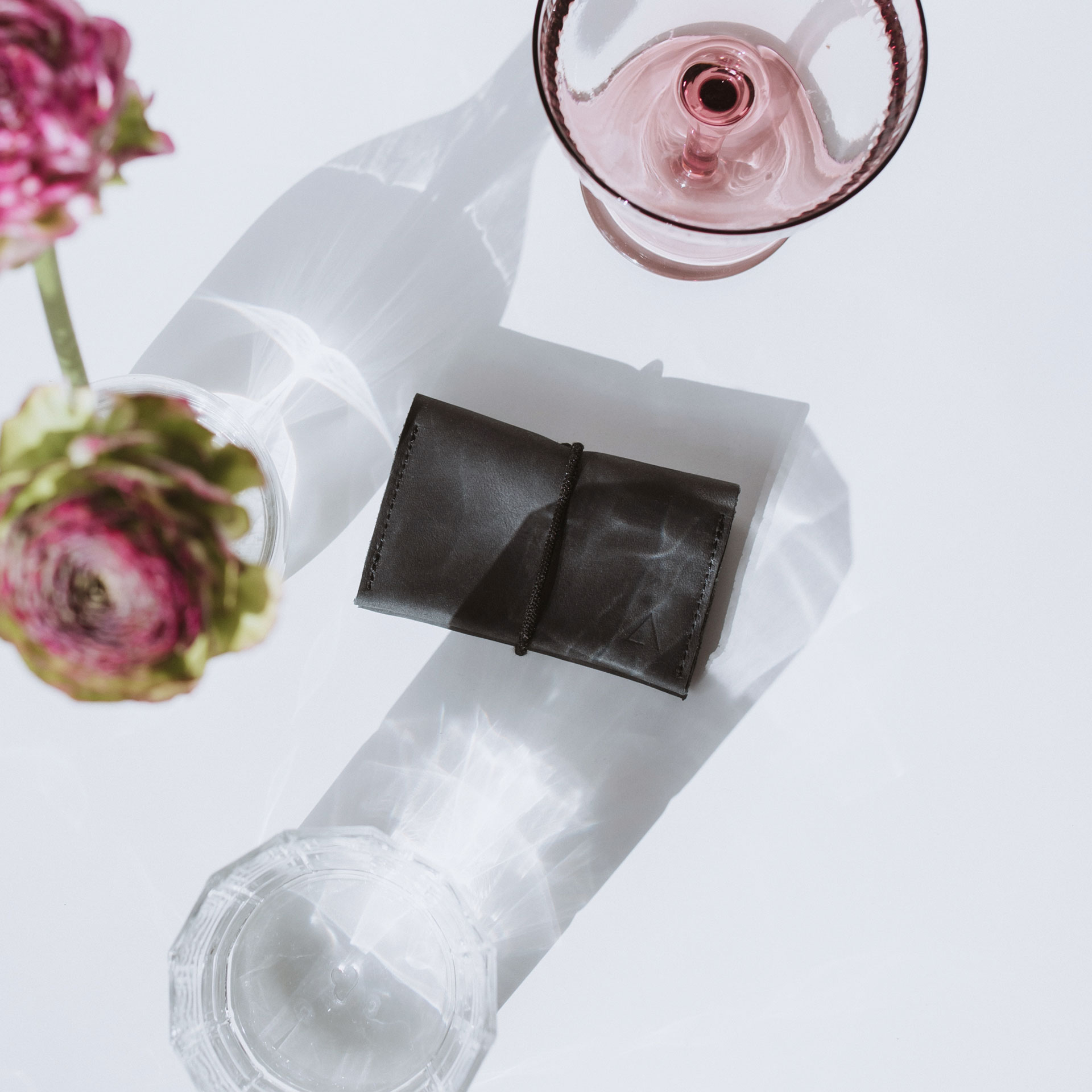 Portemonnaie OLI MIDI in kohle aus nachhaltigem Naturleder