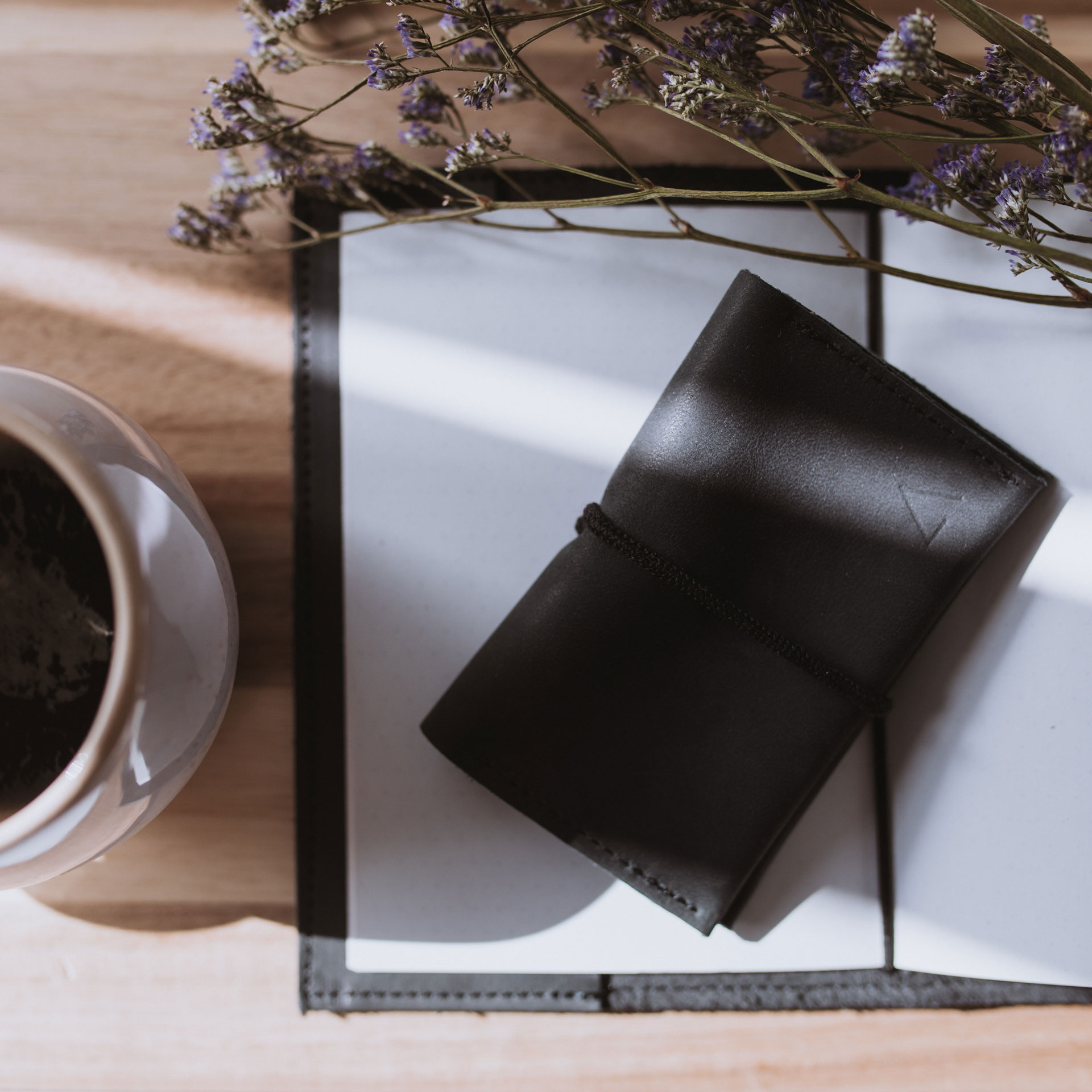 Portemonnaie OLI MIDI in kohle aus nachhaltigem Naturleder