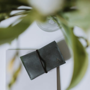 Portemonnaie OLI MIDI in kohle mit grauem Band aus nachhaltigem Naturleder