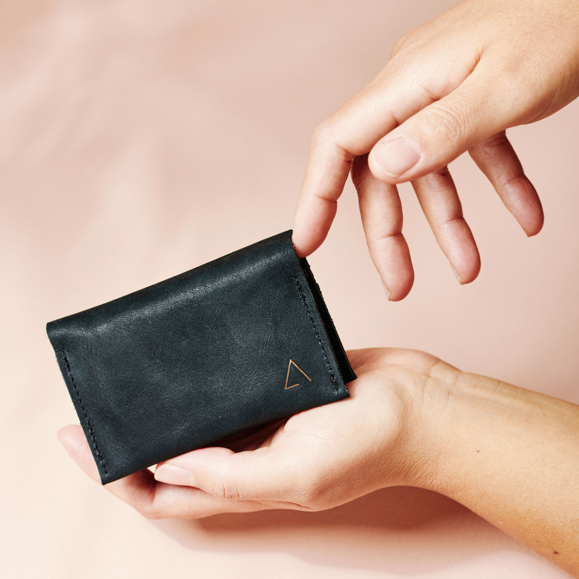 Portemonnaie OLI midi wird auf einen Tisch abgelegt.