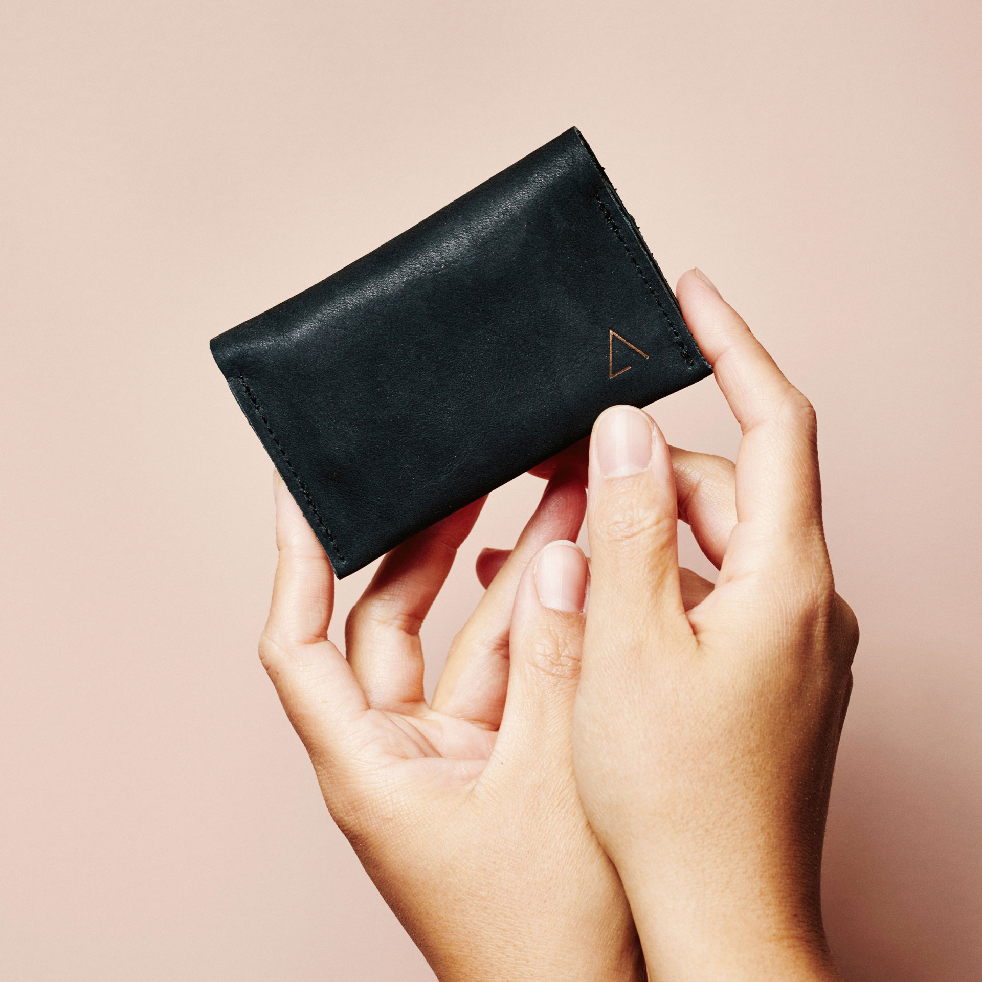 Portemonnaie OLI MIDI in kohle aus nachhaltigem Naturleder