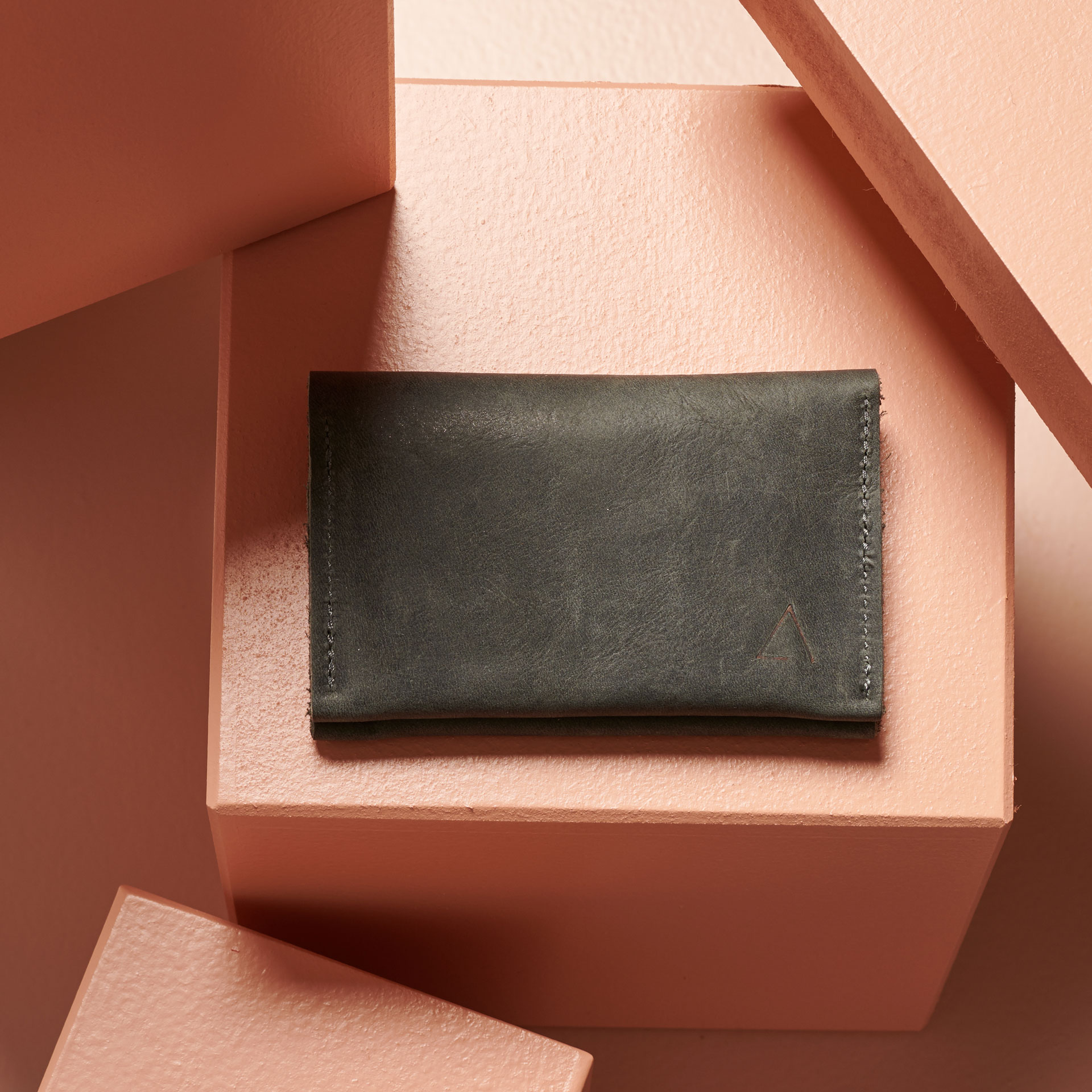 Portemonnaie OLI MIDI in steingrau aus nachhaltigem Naturleder