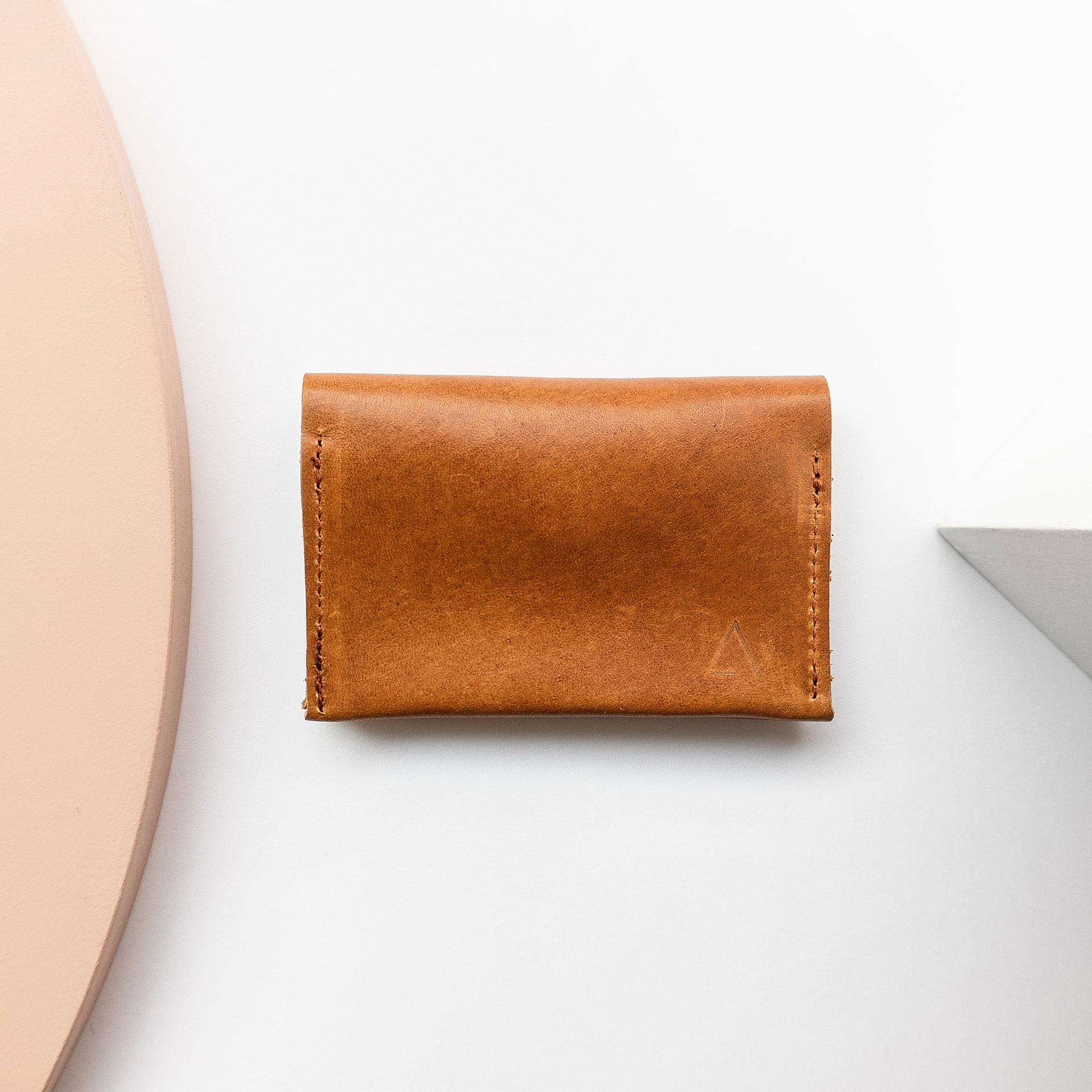 Portemonnaie OLI MIDI aus nachhaltigem Naturleder in Cognac geölt von vorn mit naturfarbener Logo-Prägung