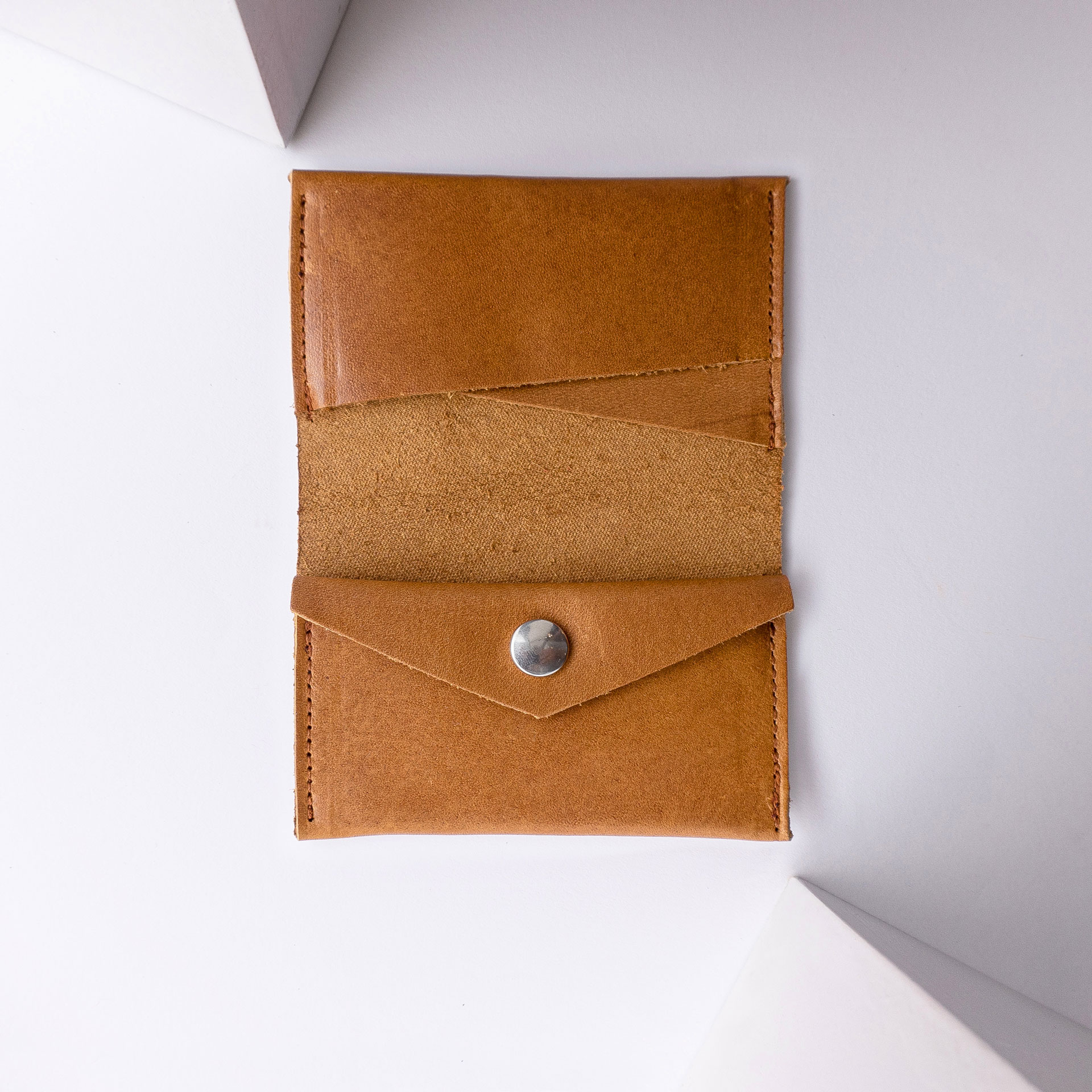 Portemonnaie OLI MIDI aus nachhaltigem Naturleder in Cognac geölt aufgeklappt mit Steckfächern und Münzfach