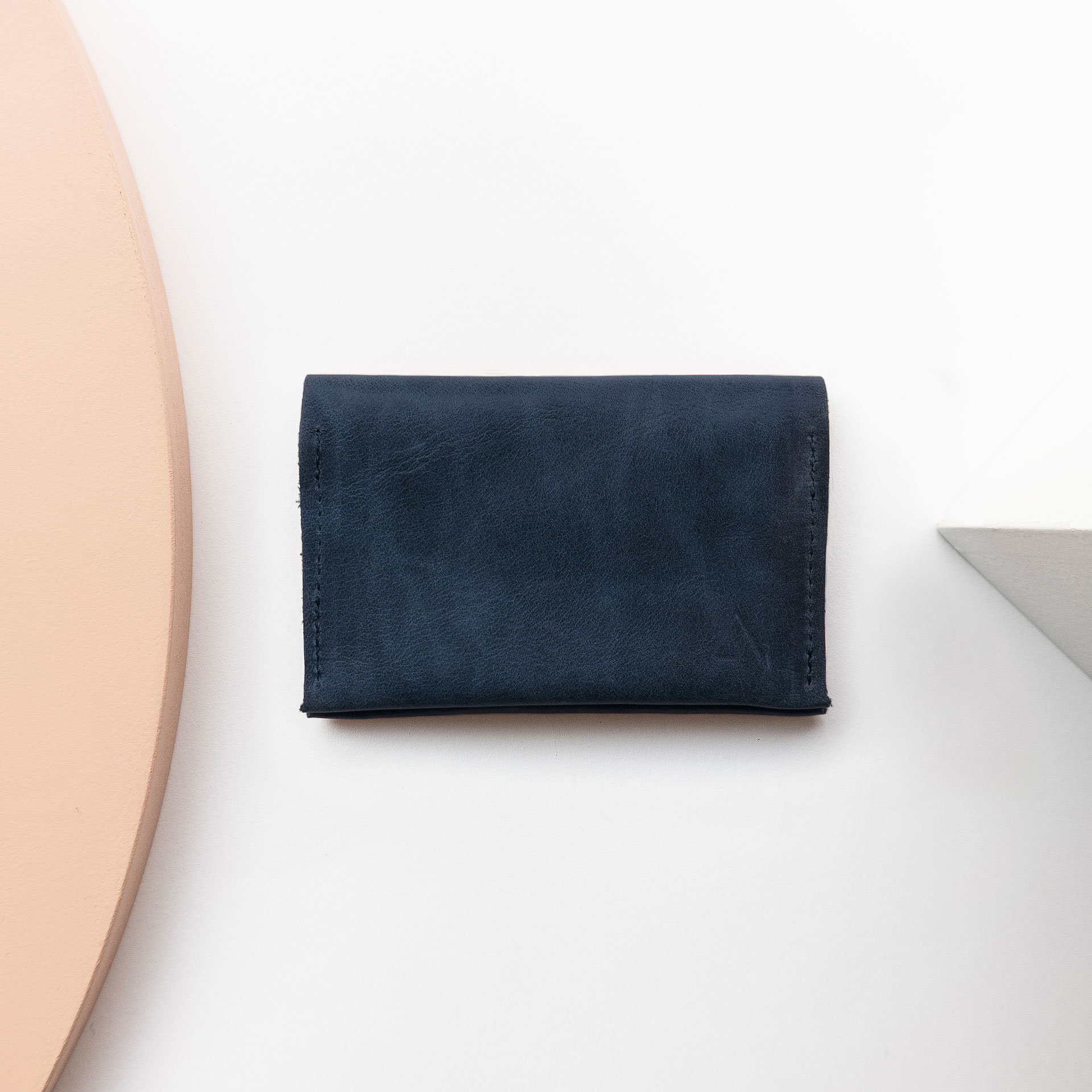 Portemonnaie OLI MIDI aus nachhaltigem Naturleder in Dunkelblau von vorn