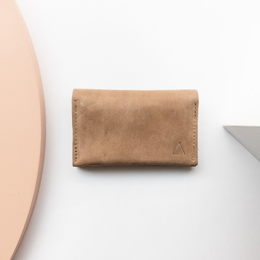 Portemonnaie OLI MIDI aus nachhaltigem Naturleder in Hellbraun von vorn mit Logo-Prägung