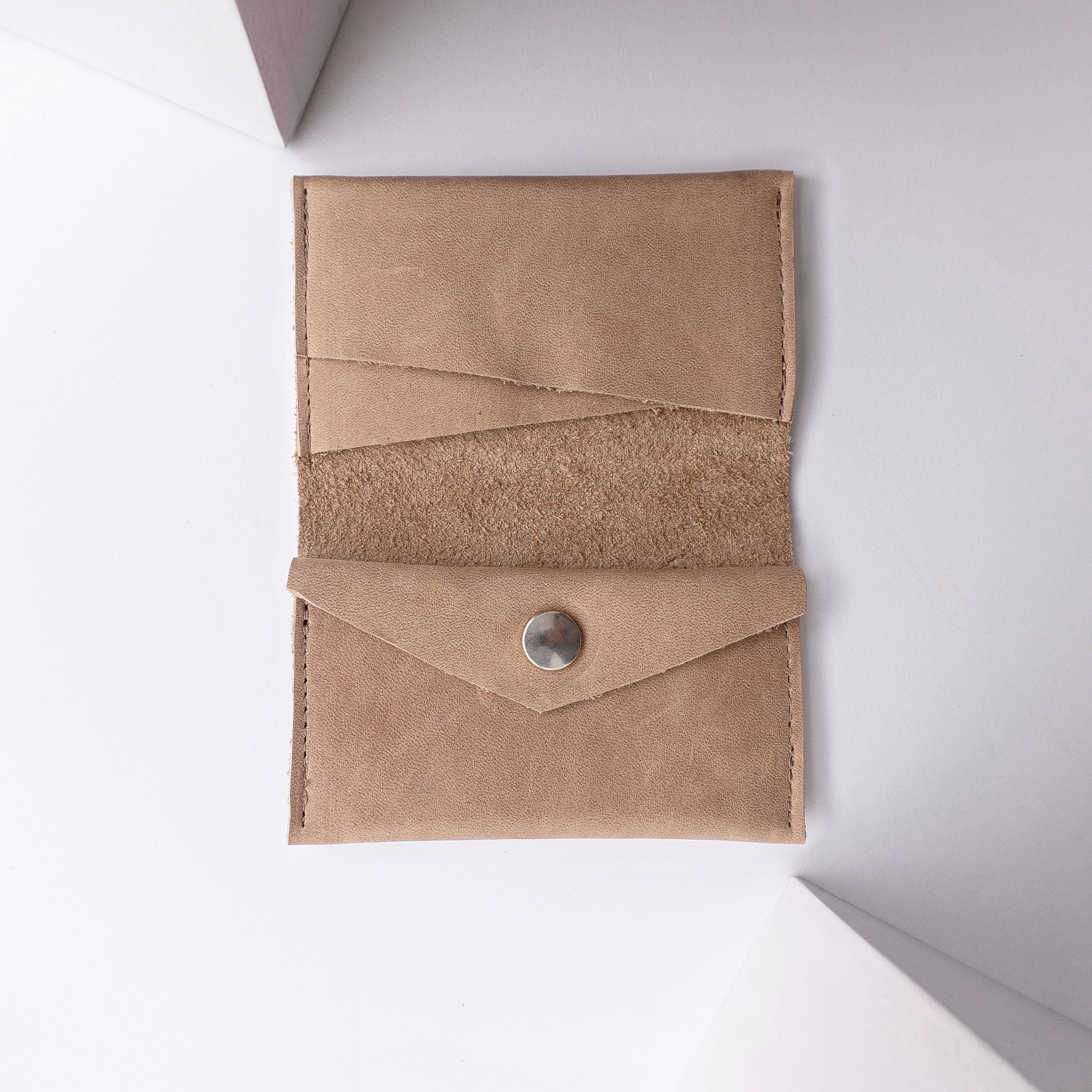 Portemonnaie OLI MIDI aus nachhaltigem Naturleder in Hellbraun aufgeklappt mit Kartensteckfach und Münzfach