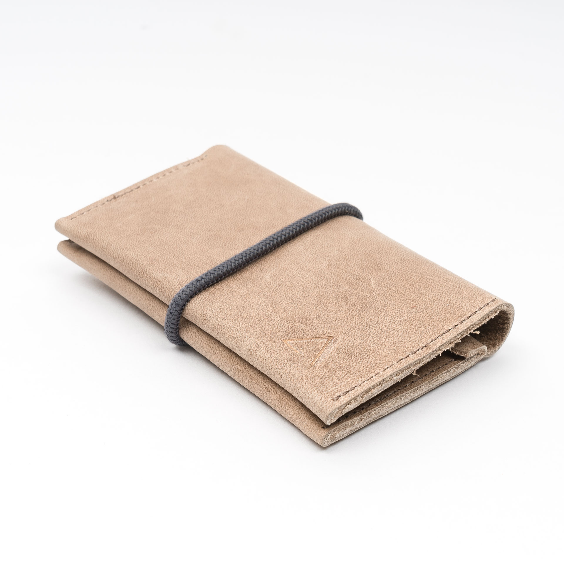 Portemonnaie OLI MIDI aus nachhaltigem Naturleder in Hellbraun mit grauem Verschlussband