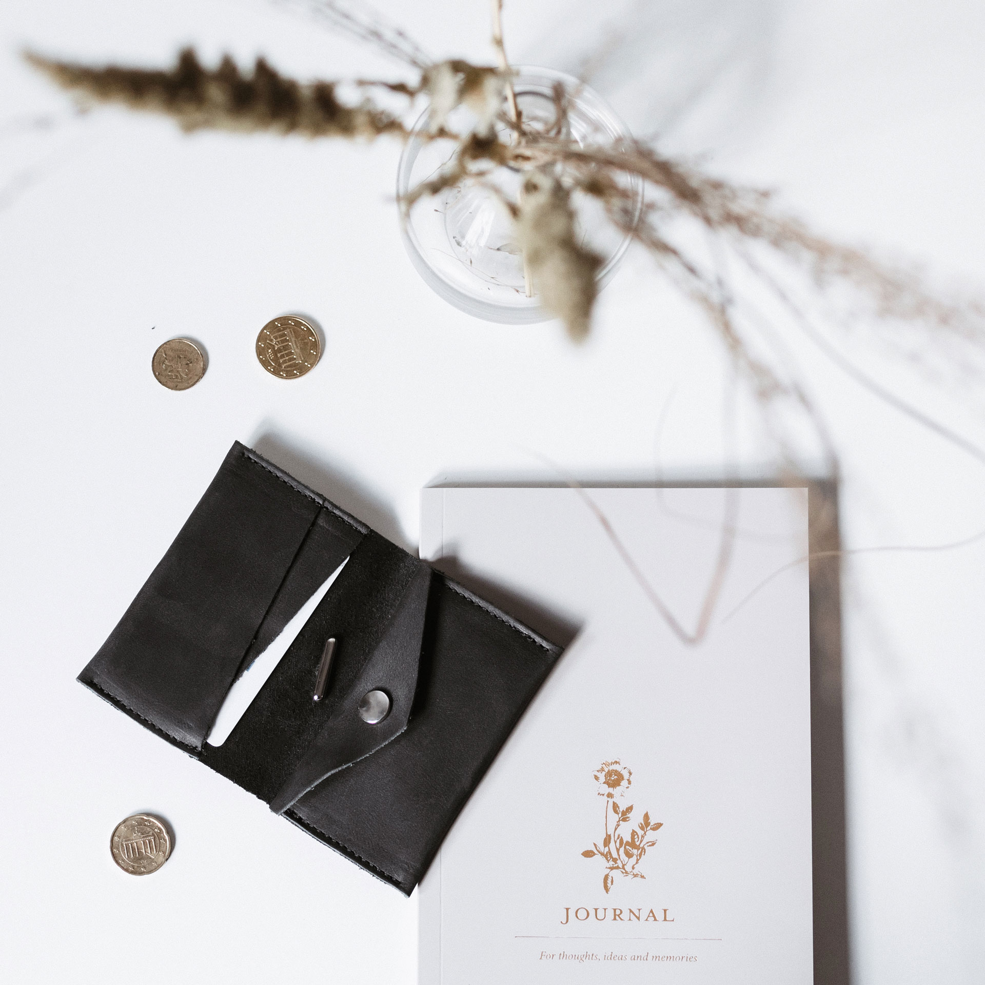 Portemonnaie OLI MIDI aus nachhaltigem Naturleder in Kohle aufgeklappt mit Journal und Centstücken